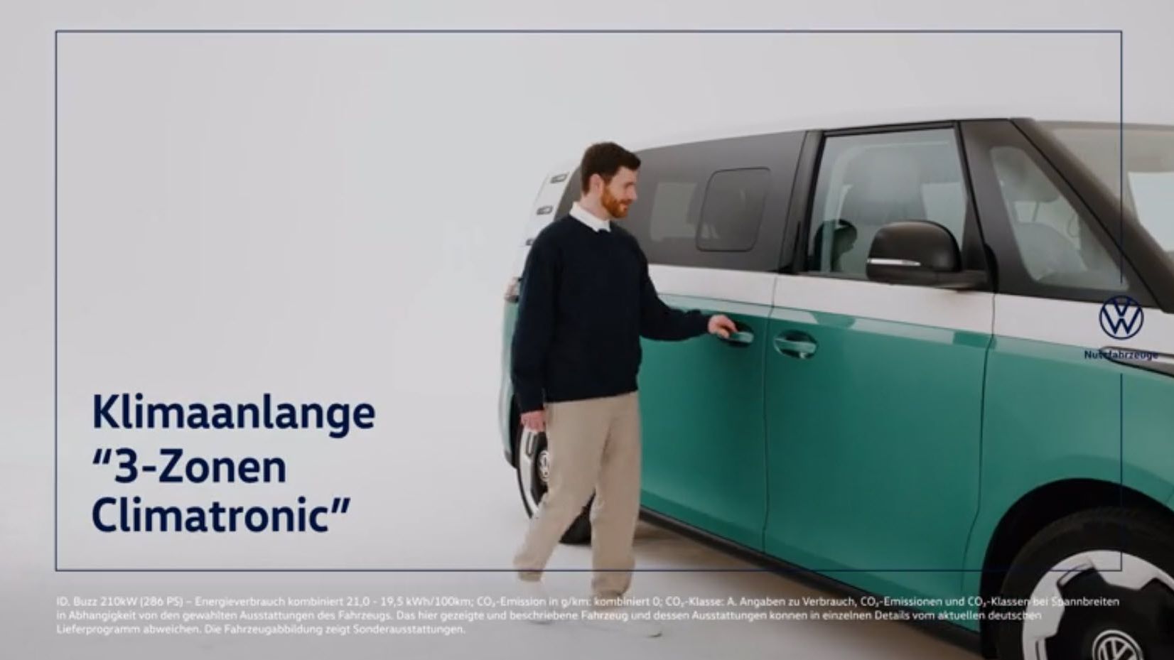 Мъж до двуцветен Volkswagen ID. Buzz с надпис „Климатик 3-зонен Climatronic“