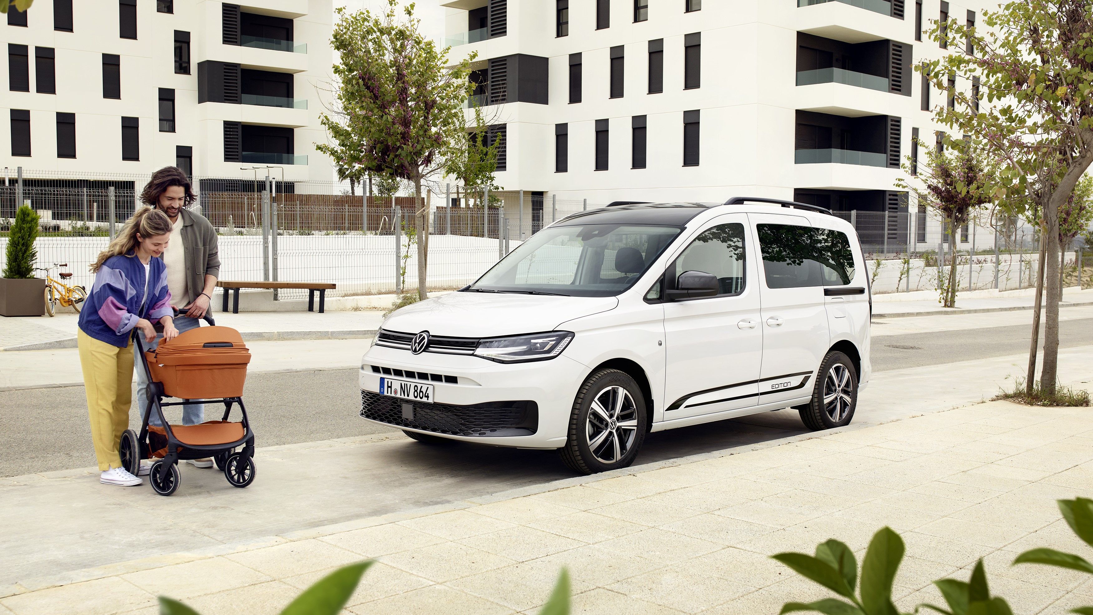 Новият Caddy Edition – подобно на всички останали варианти в гамата на Caddy, новото специално издание с нормално междуосие (на снимката) може с лекота да превозва детски колички и други големи по размер предмети и спортна екипировка като велосипеди например. Версията на Caddy с дълго междуосие предлага по-голям полезен обем дори от Caddy Maxi.
