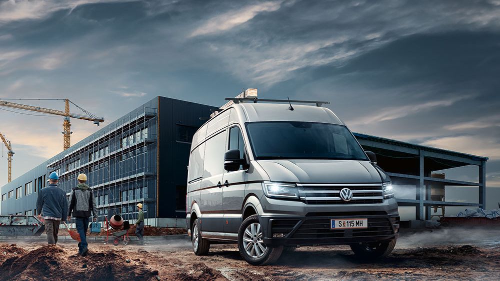 Zu sehen ist ein VW Crafter auf einer Baustelle.