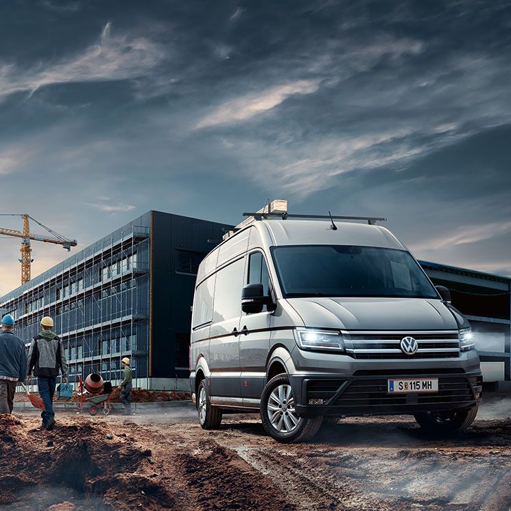 Zu sehen ist ein VW Crafter auf einer Baustelle.