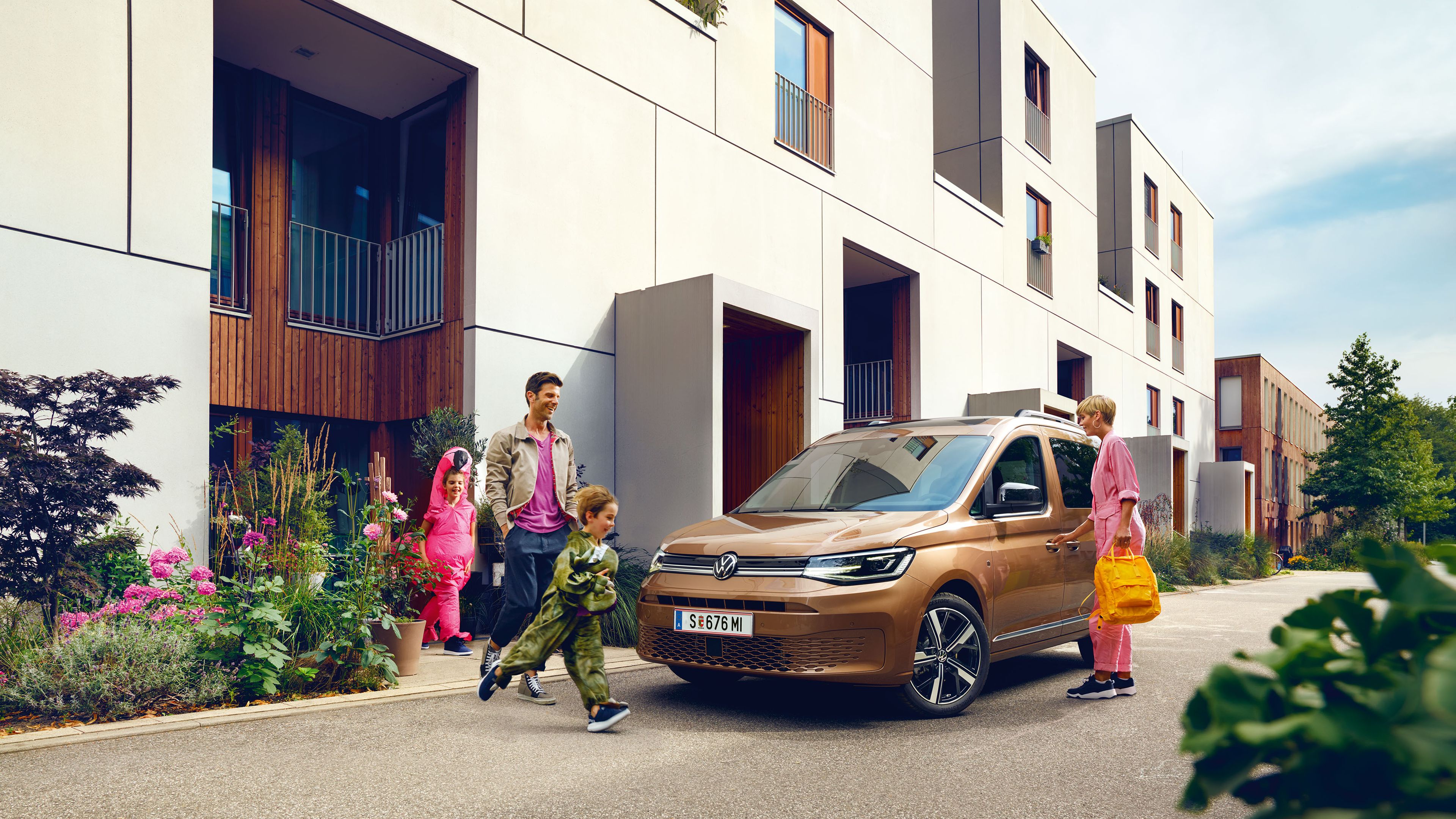 Младо семейство се качва във VW Caddy