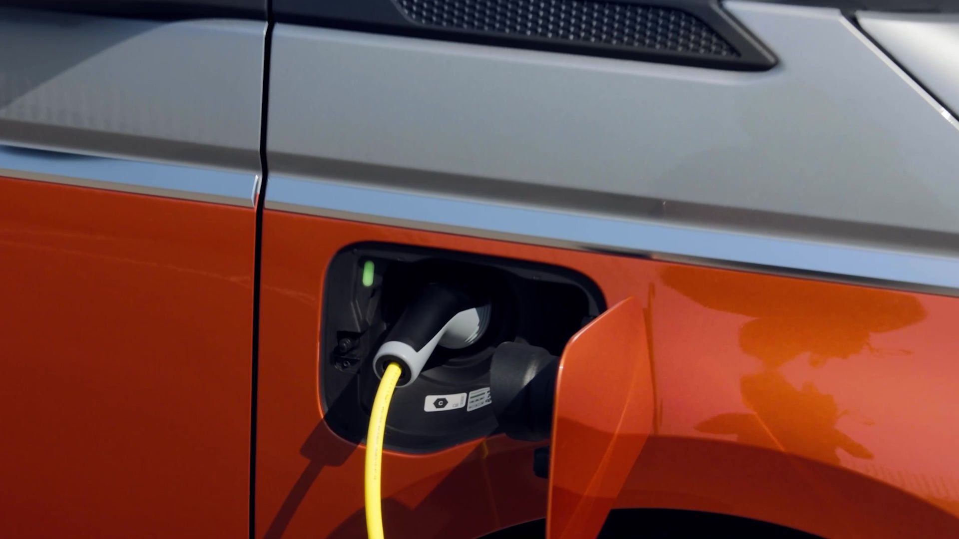 Der neue Multivan VW T7 e-Hybrid beim Laden.