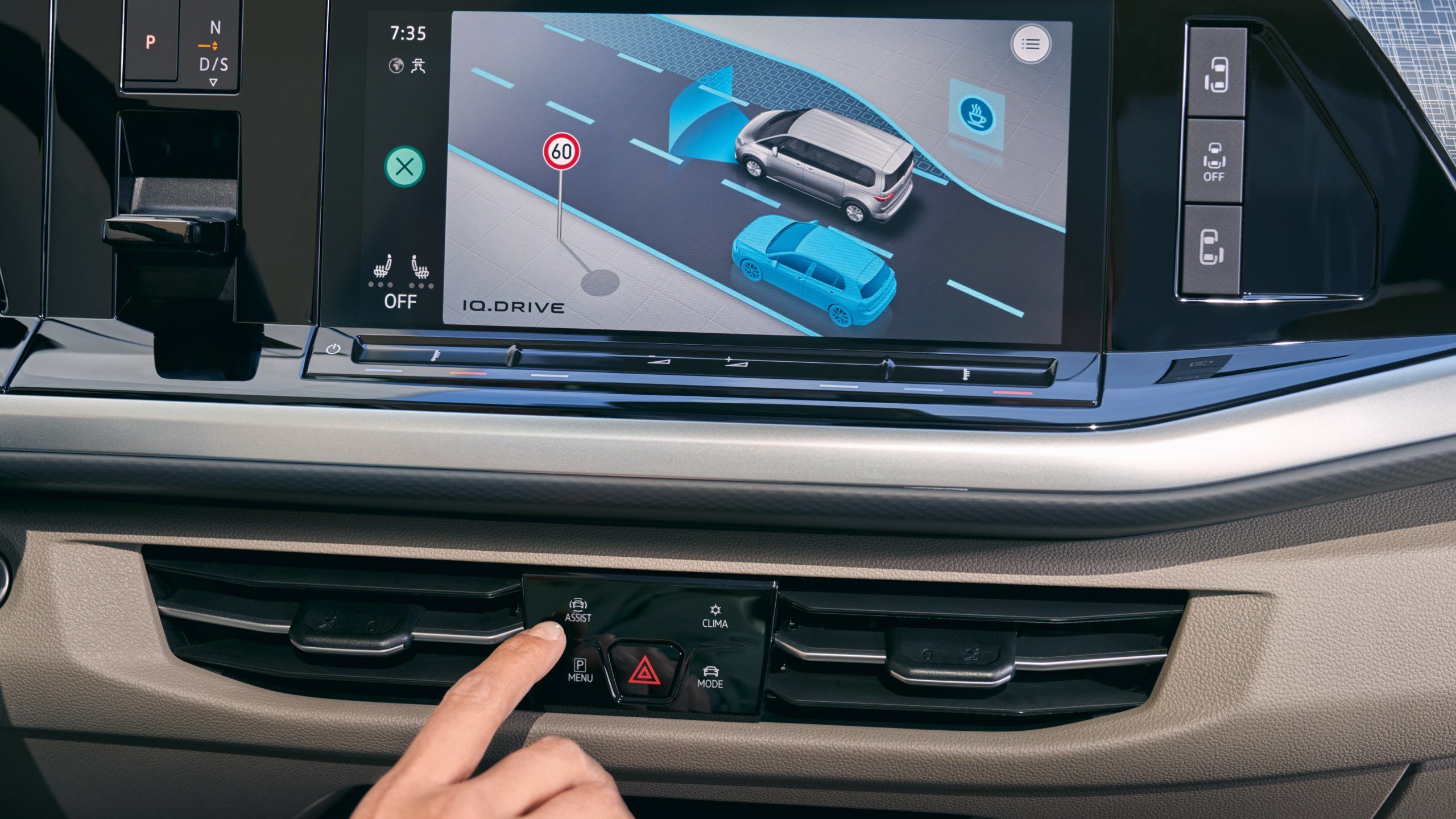 Das Display mit IQ.Drive Assistent im VW Multivan T7 2021.