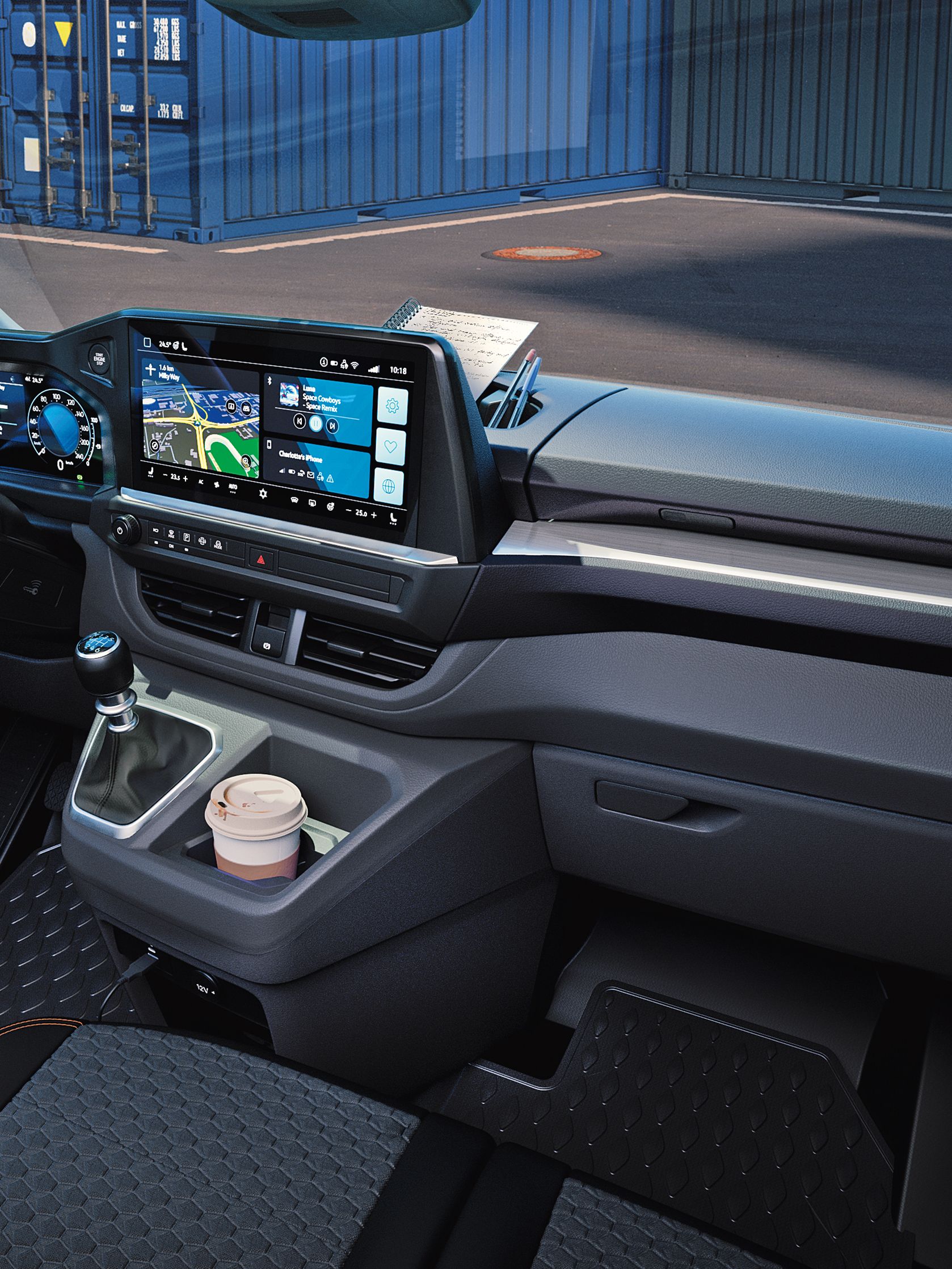 Модерен кокпит на Volkswagen Transporter с дигитално табло, голям сензорен дисплей и практични места за съхранение.