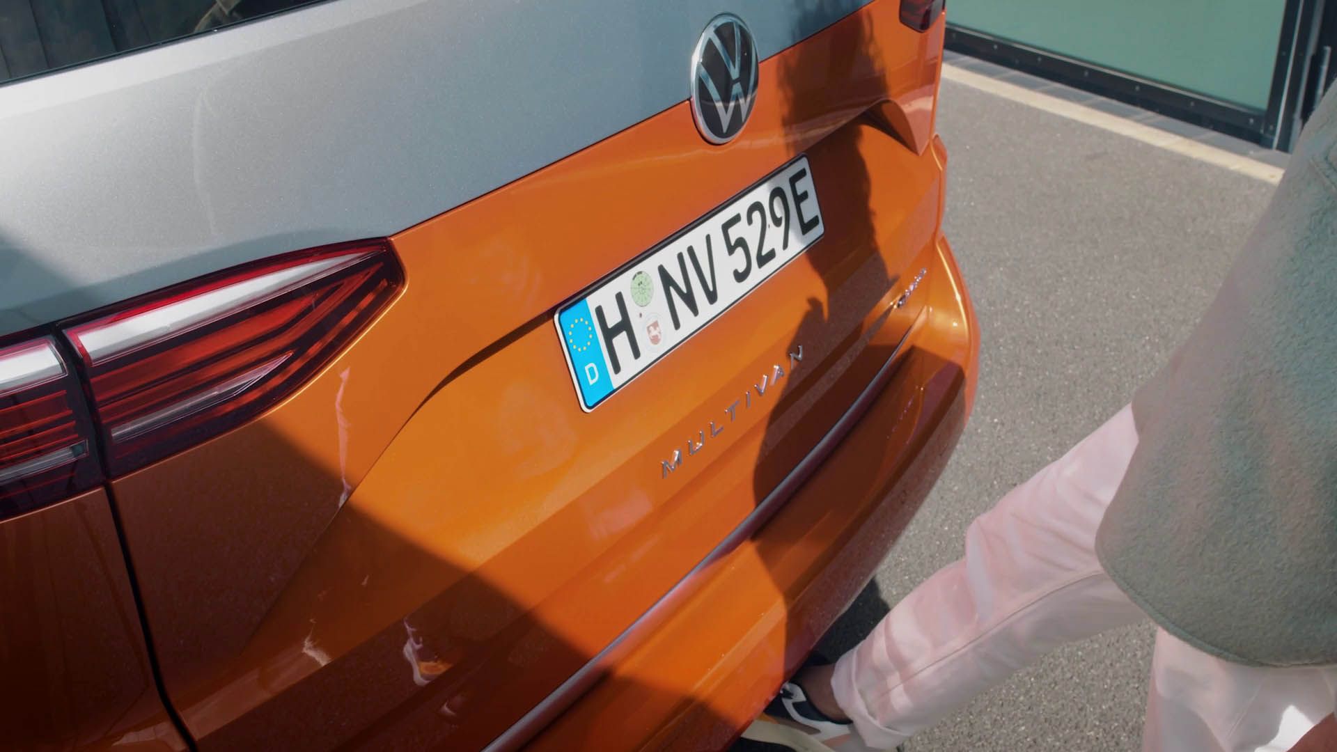 Die Easy-Open-Funktion an Heck vom VW Multivan T7 2021 wird vorgestellt. 