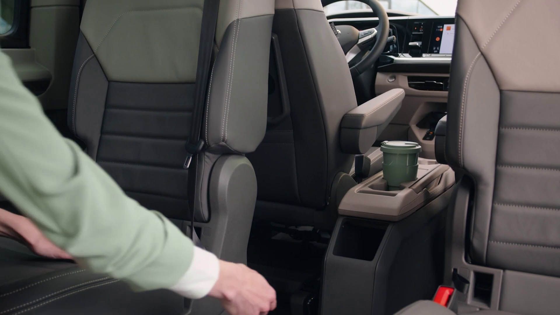 Der Multifunktionstisch des neuen VW Multivan T7 2021 wird aufgeklappt. 