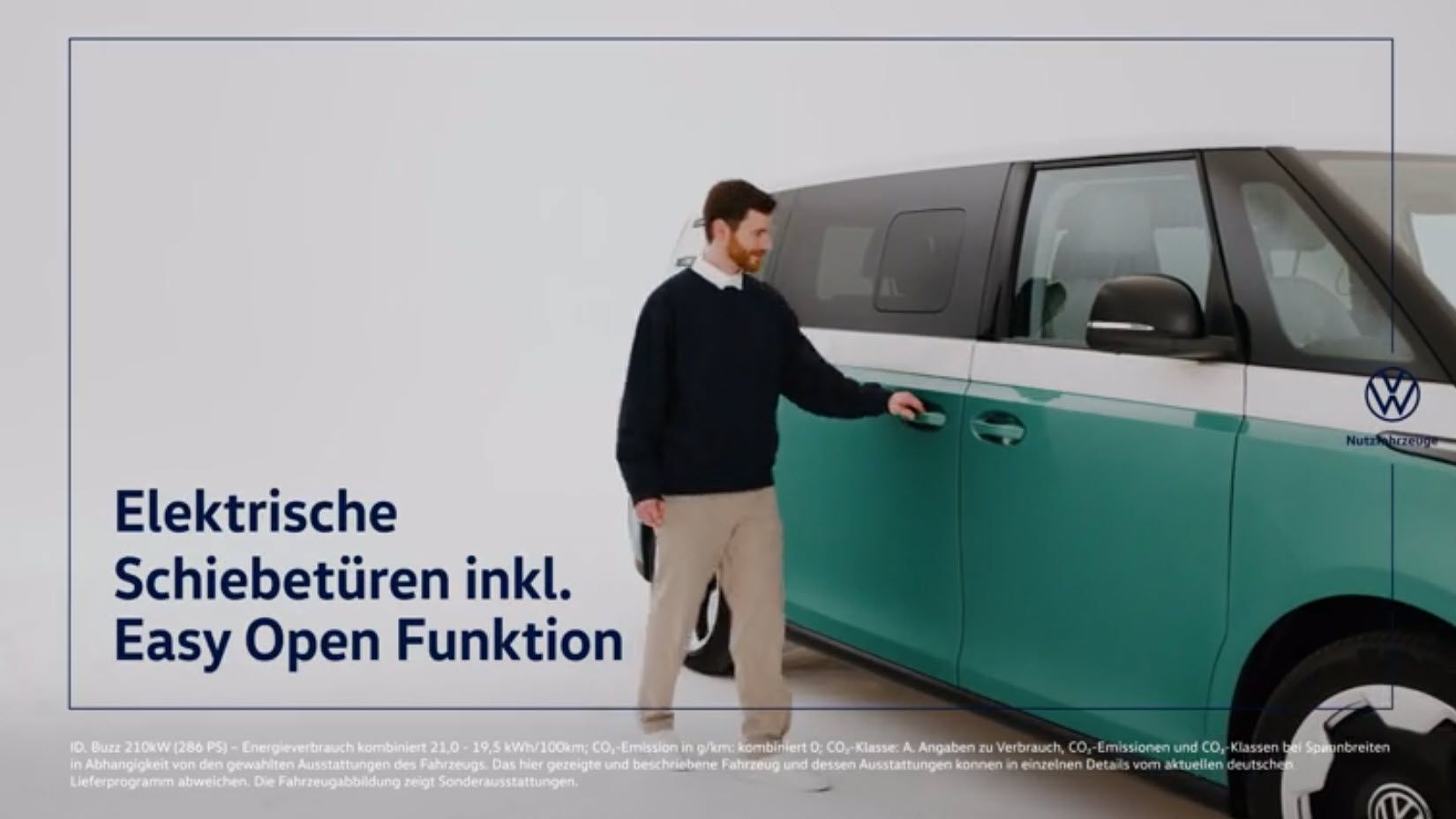 Мъж до Volkswagen ID. Buzz с надпис „Elektrische Schiebetüren inkl. Easy Open Funktion“ (електрически плъзгащи се врати с функция Easy Open)