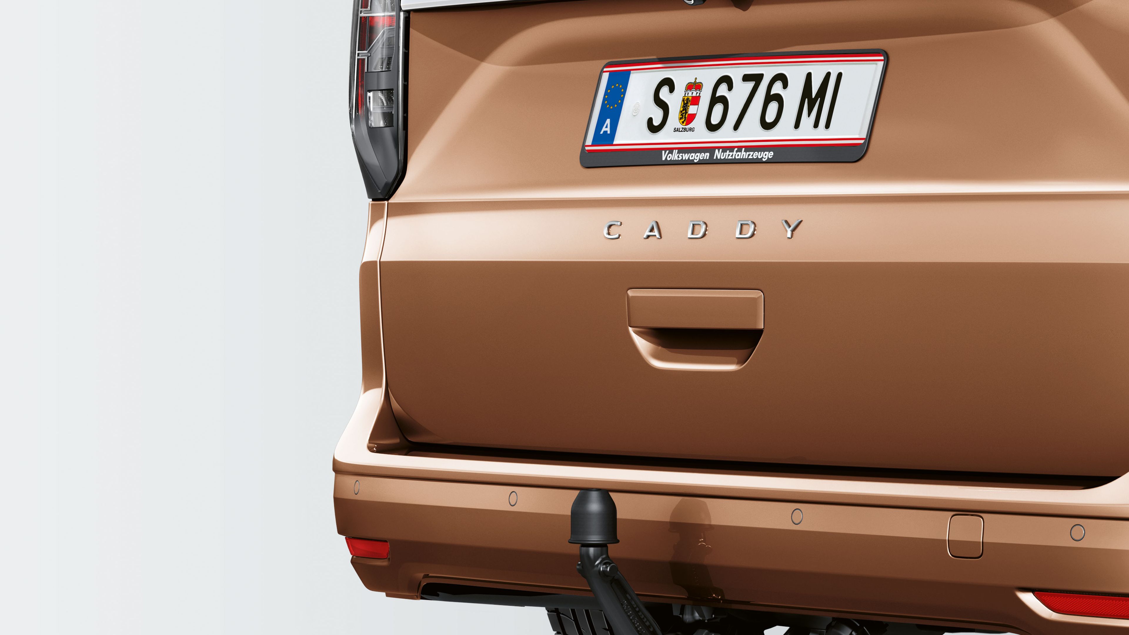 Die Anhängerkupplung eines VW Caddy ist zu sehen.