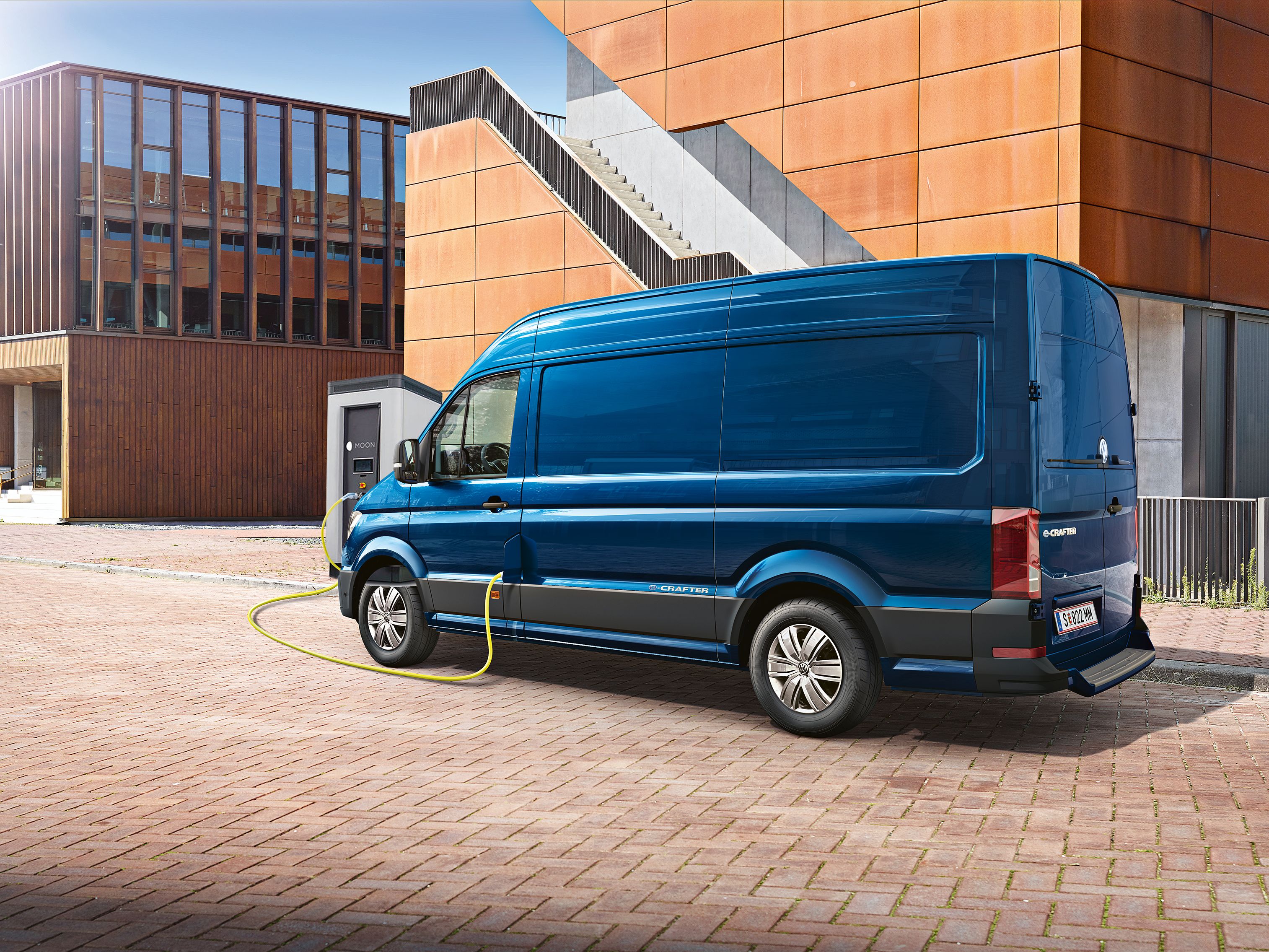 e-Crafter на зарядна колонка.