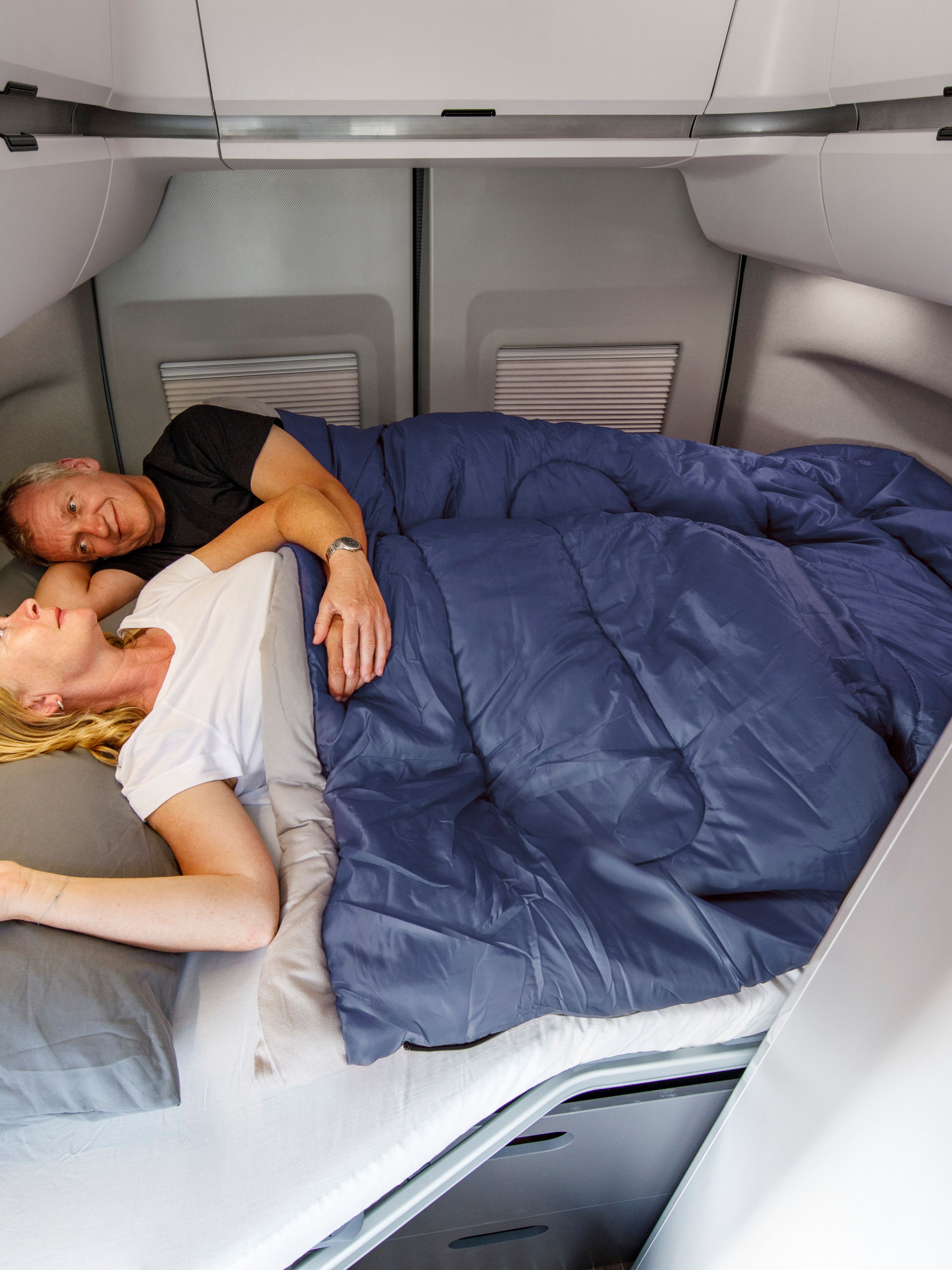 VW Grand California легло в задната част