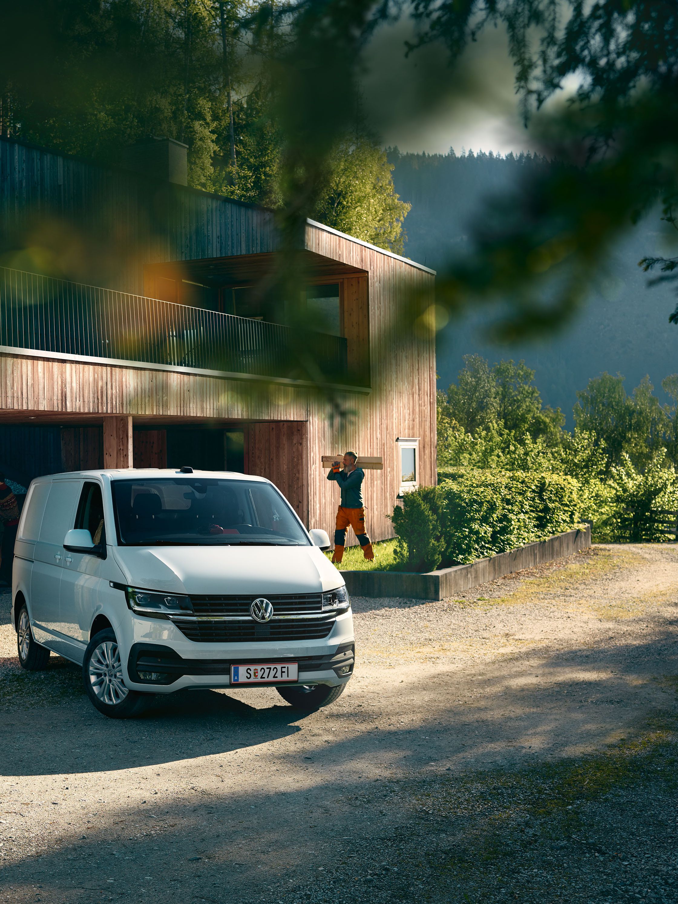 VW Multivan T6.1 червен Хале Фарове