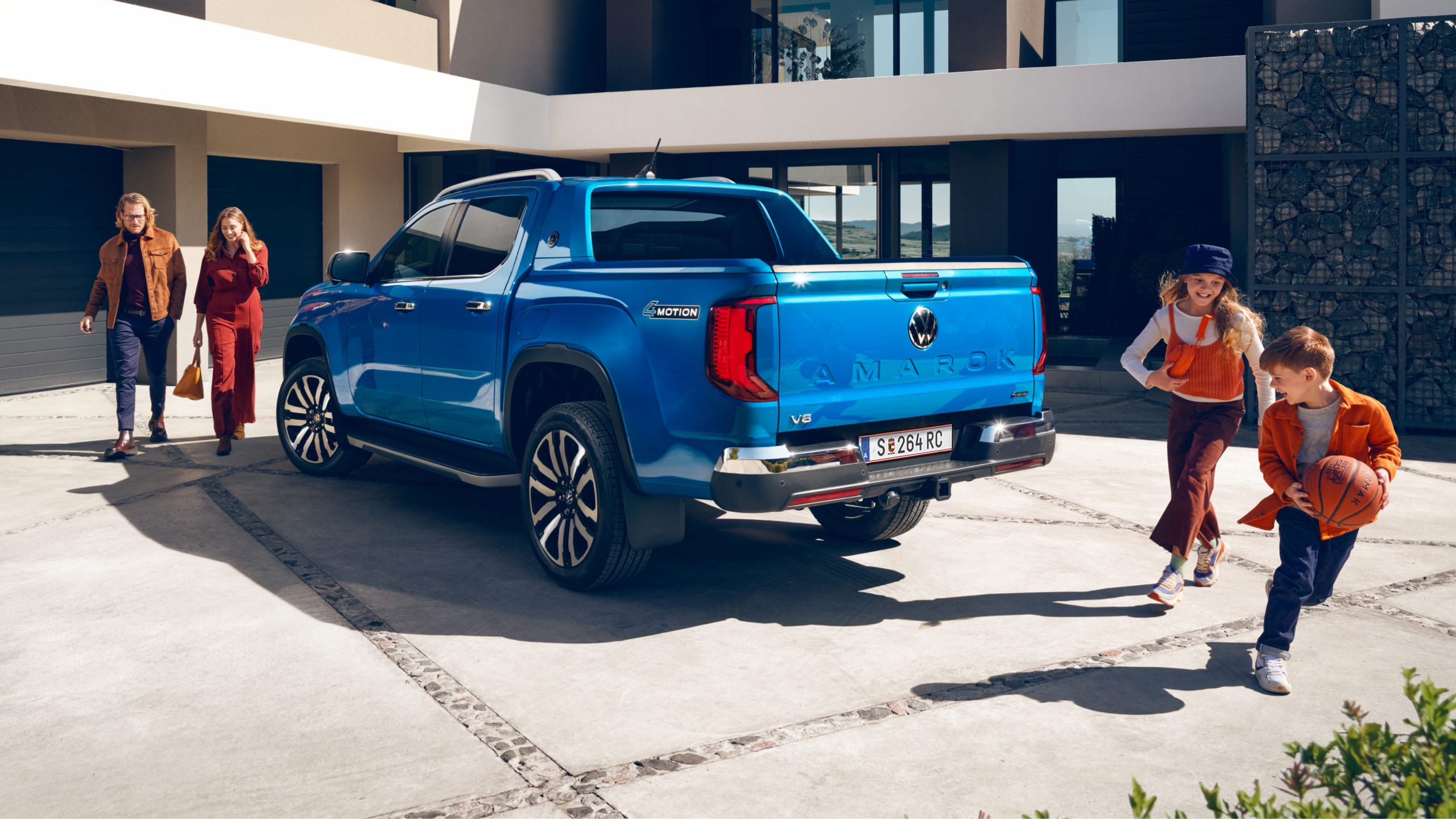 Семейство се движи около VW Amarok