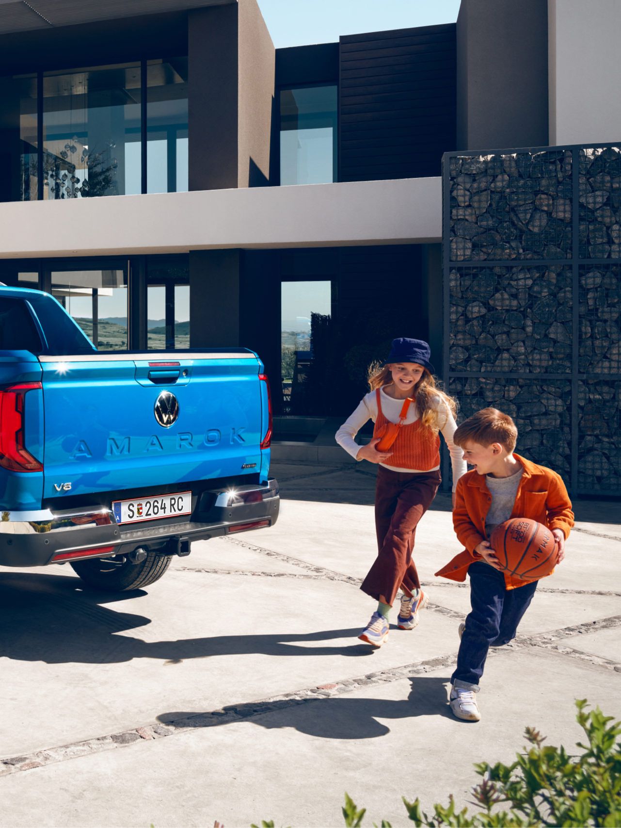 Семейство се движи около VW Amarok
