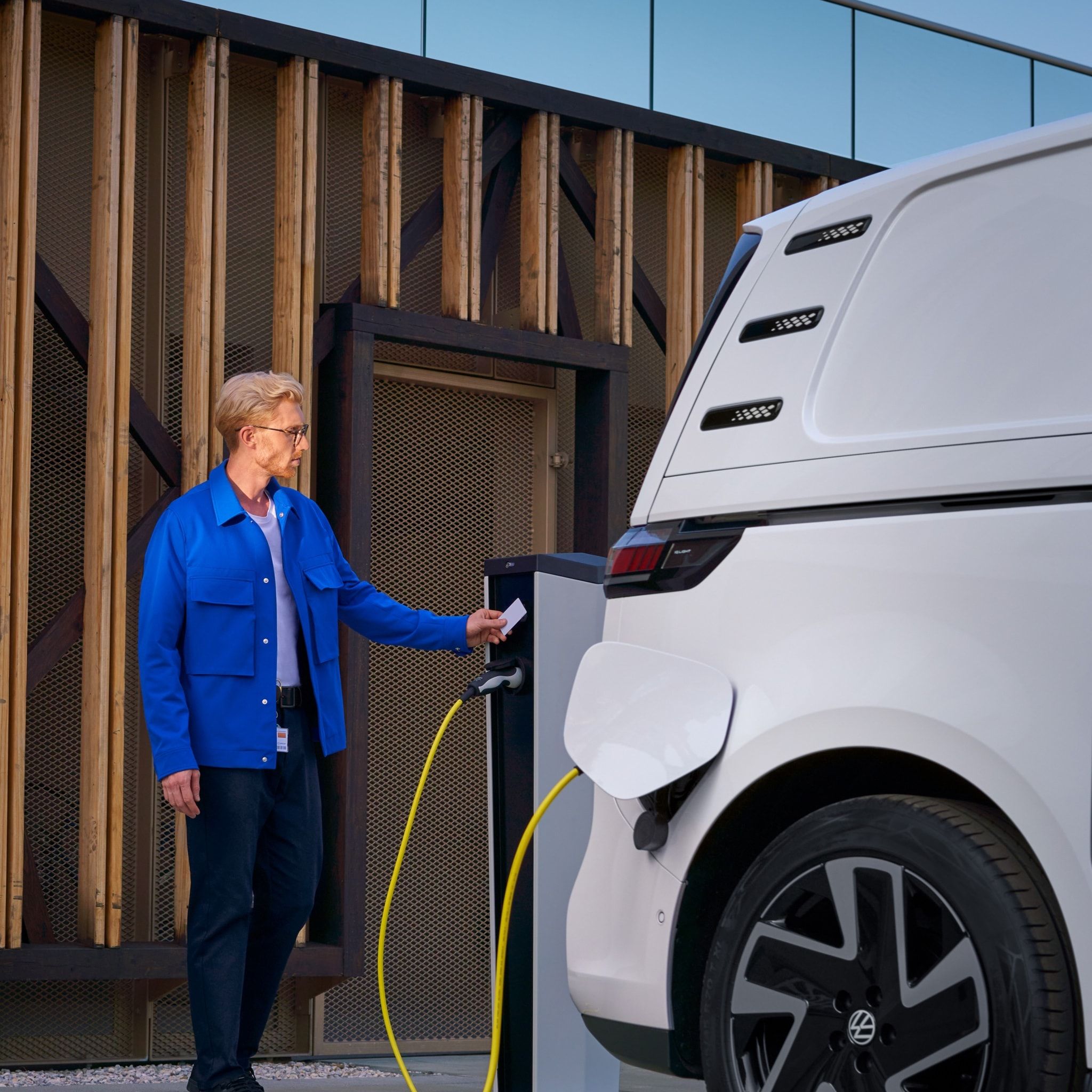 Зареждане на електрическия Volkswagen ID. Buzz Cargo на зарядна станция