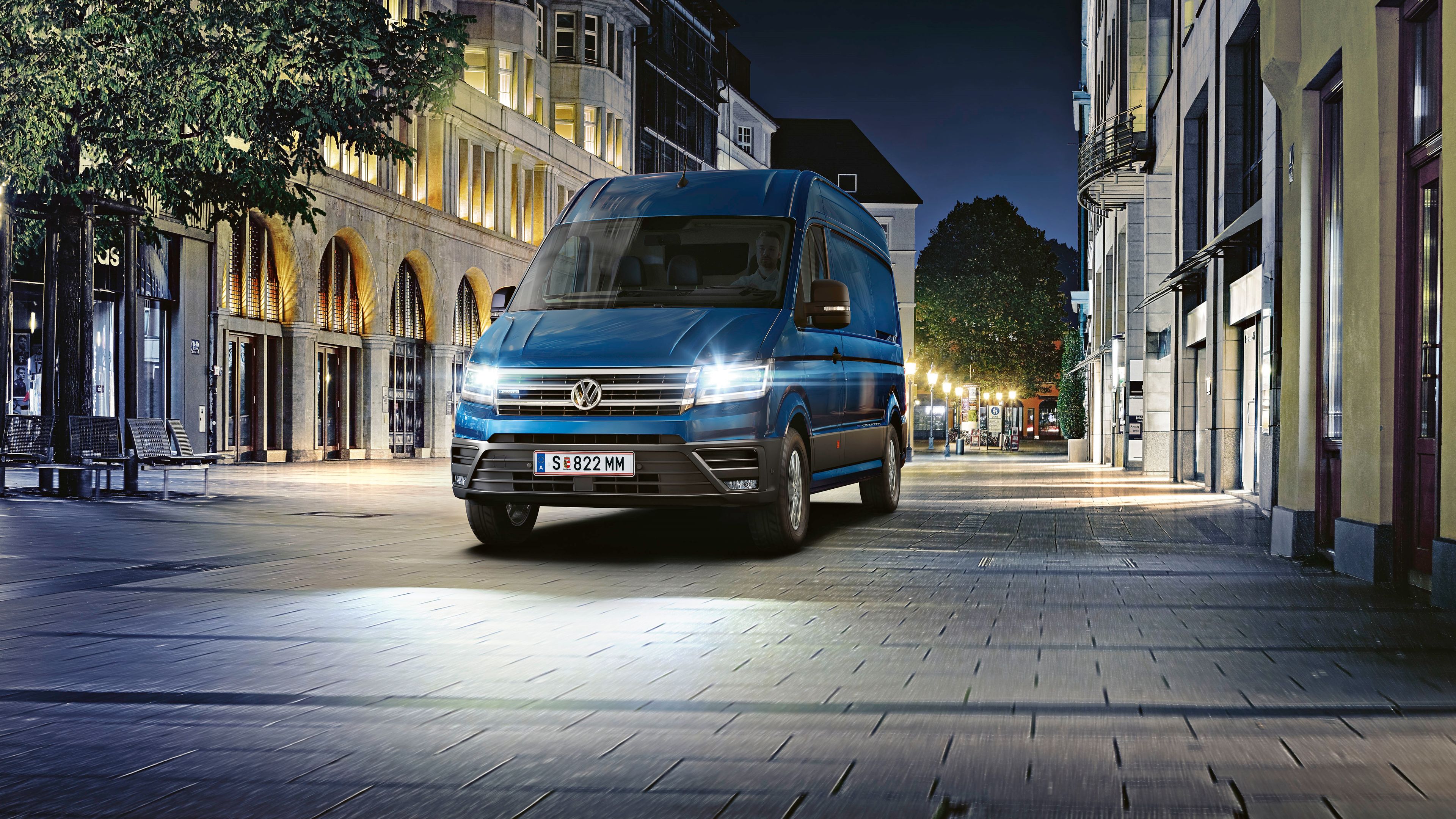e-Crafter се движи в тъмното върху ярко осветена улица.