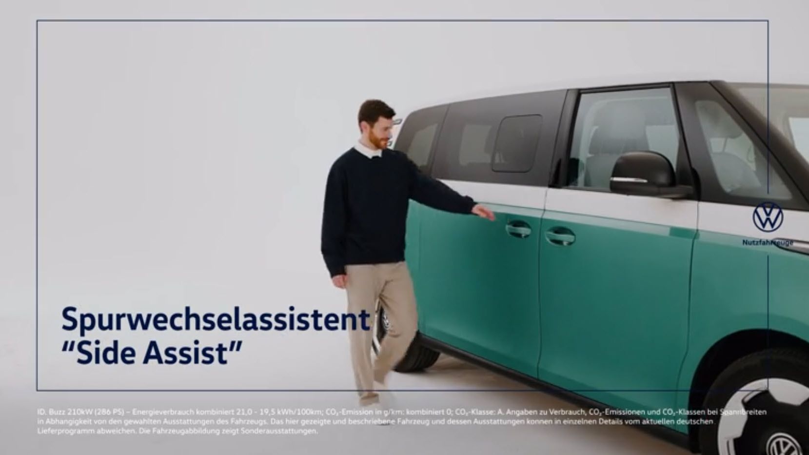 Мъж до Volkswagen ID. Buzz с надпис „Spurwechselassistent ‘Side Assist’“ (асистент за смяна на лента Side Assist)