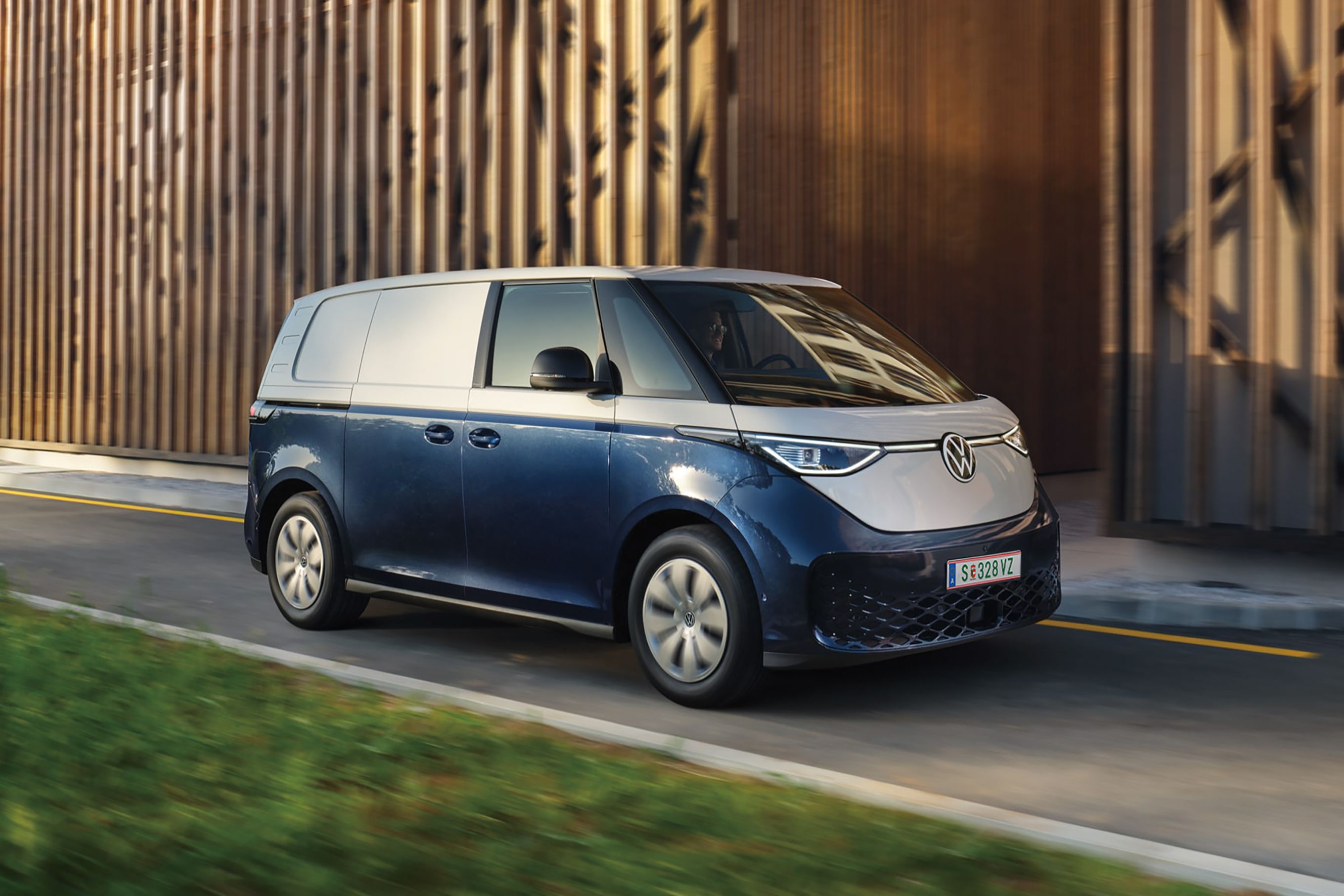 Volkswagen ID. Buzz Cargo в движение пред модерна индустриална сграда