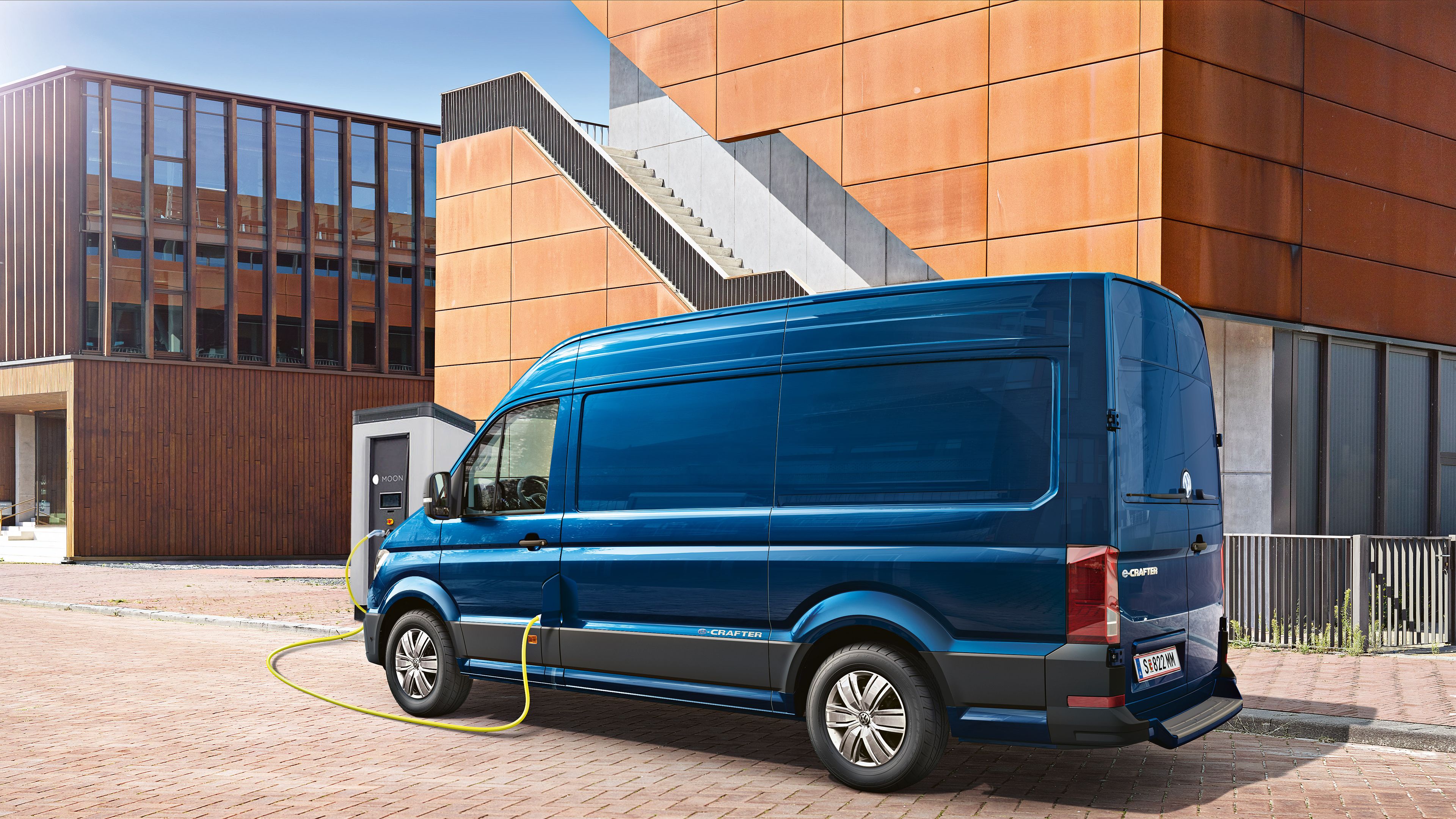 Blauer e- Crafter an den Strom angeschlossen