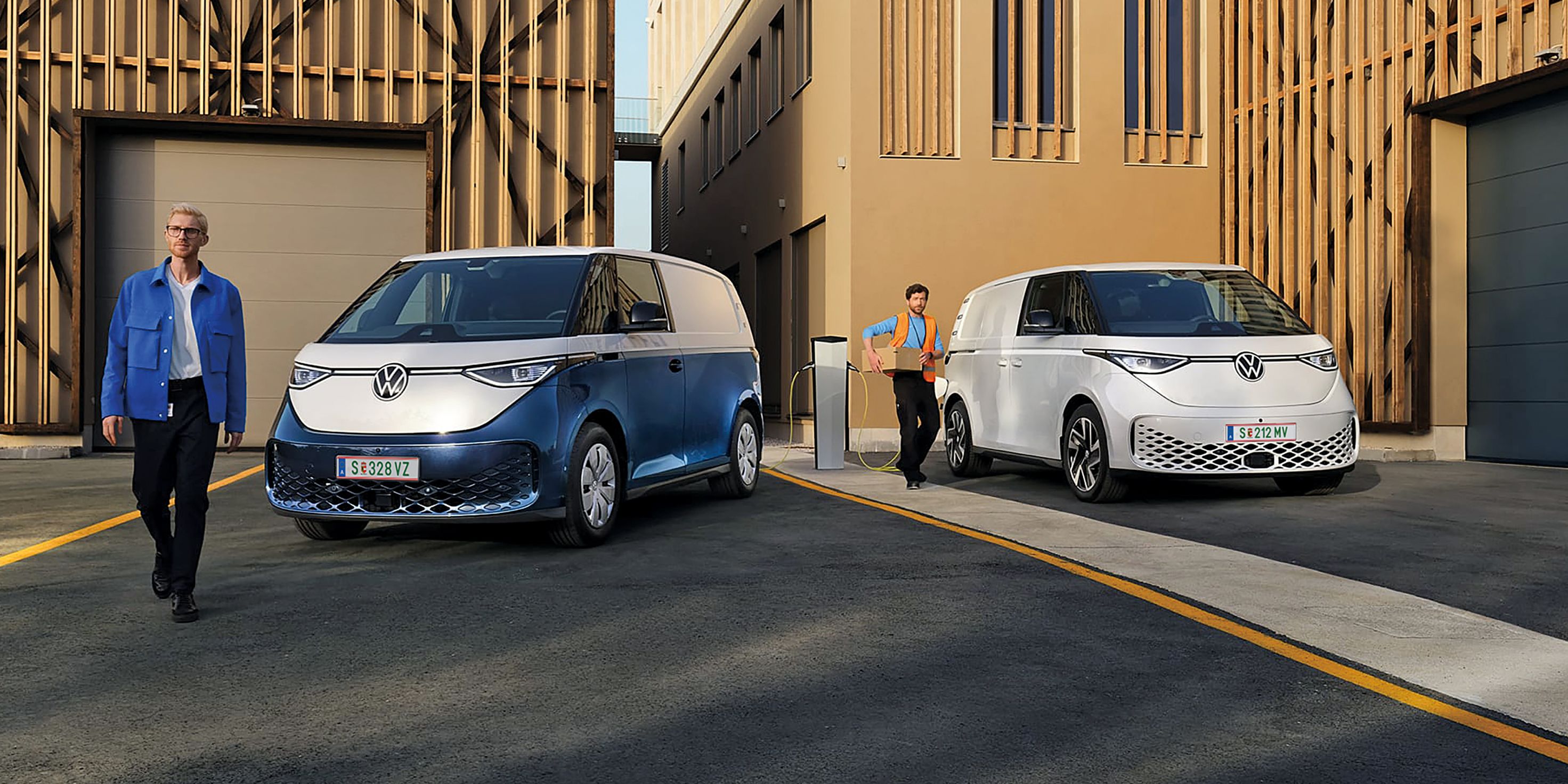 Два електрически товарни микробуса Volkswagen ID. Buzz Cargo пред модерна офис сграда