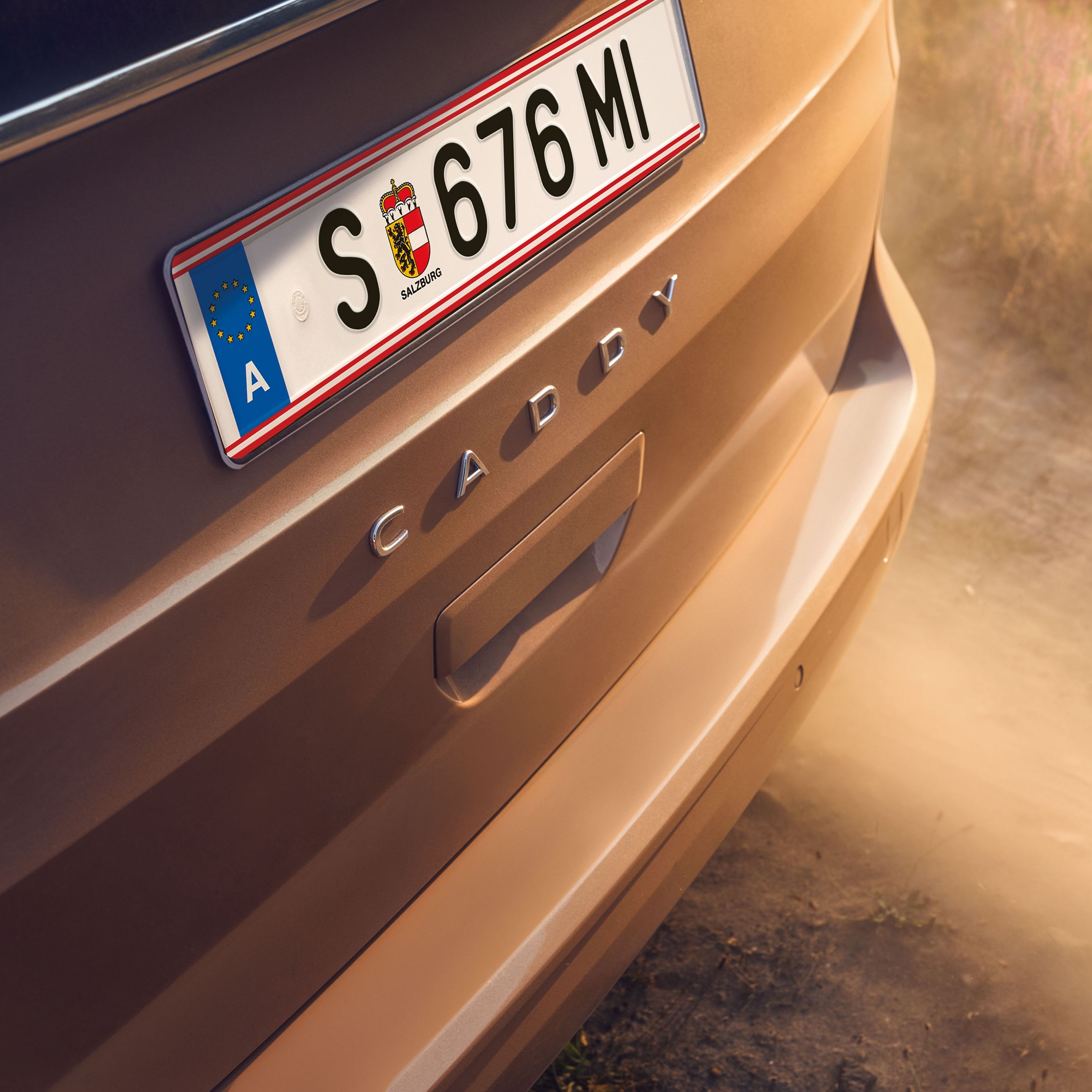 Задна част на Volkswagen Caddy с акцент върху емблемата и регистрационния номер