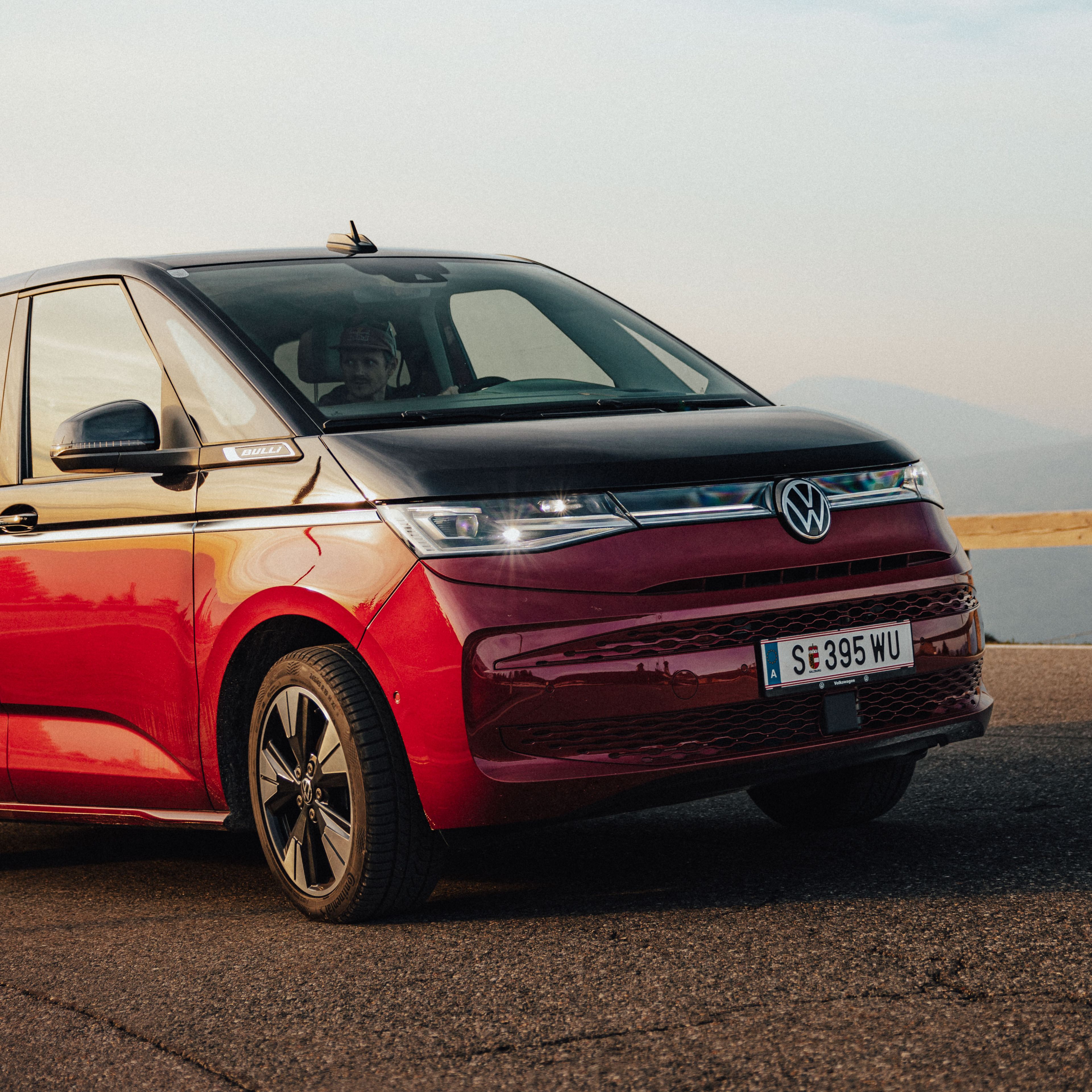 VW Multivan Frontansicht fährt über eine Straße.