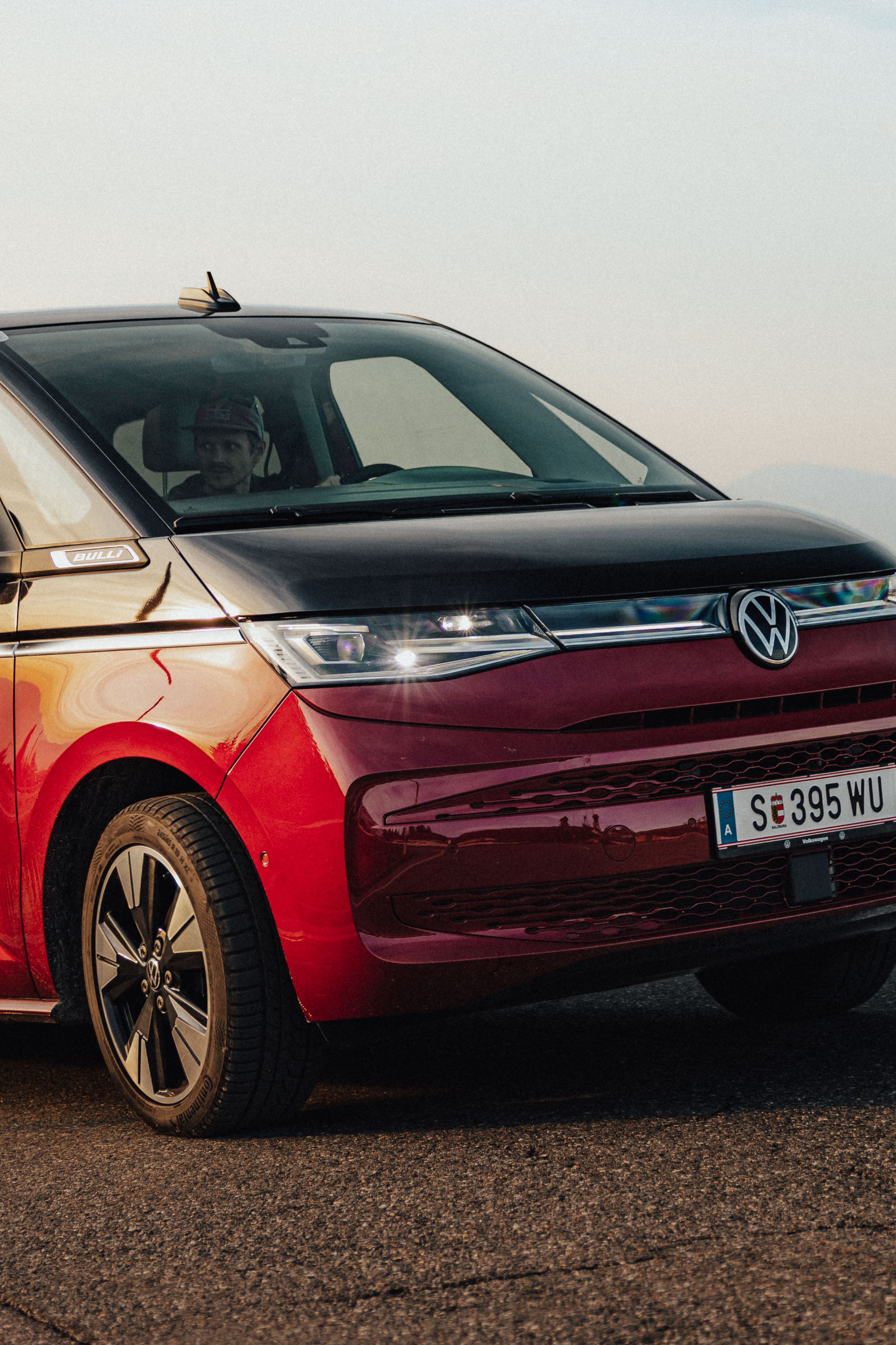 VW Multivan Frontansicht fährt über eine Straße.