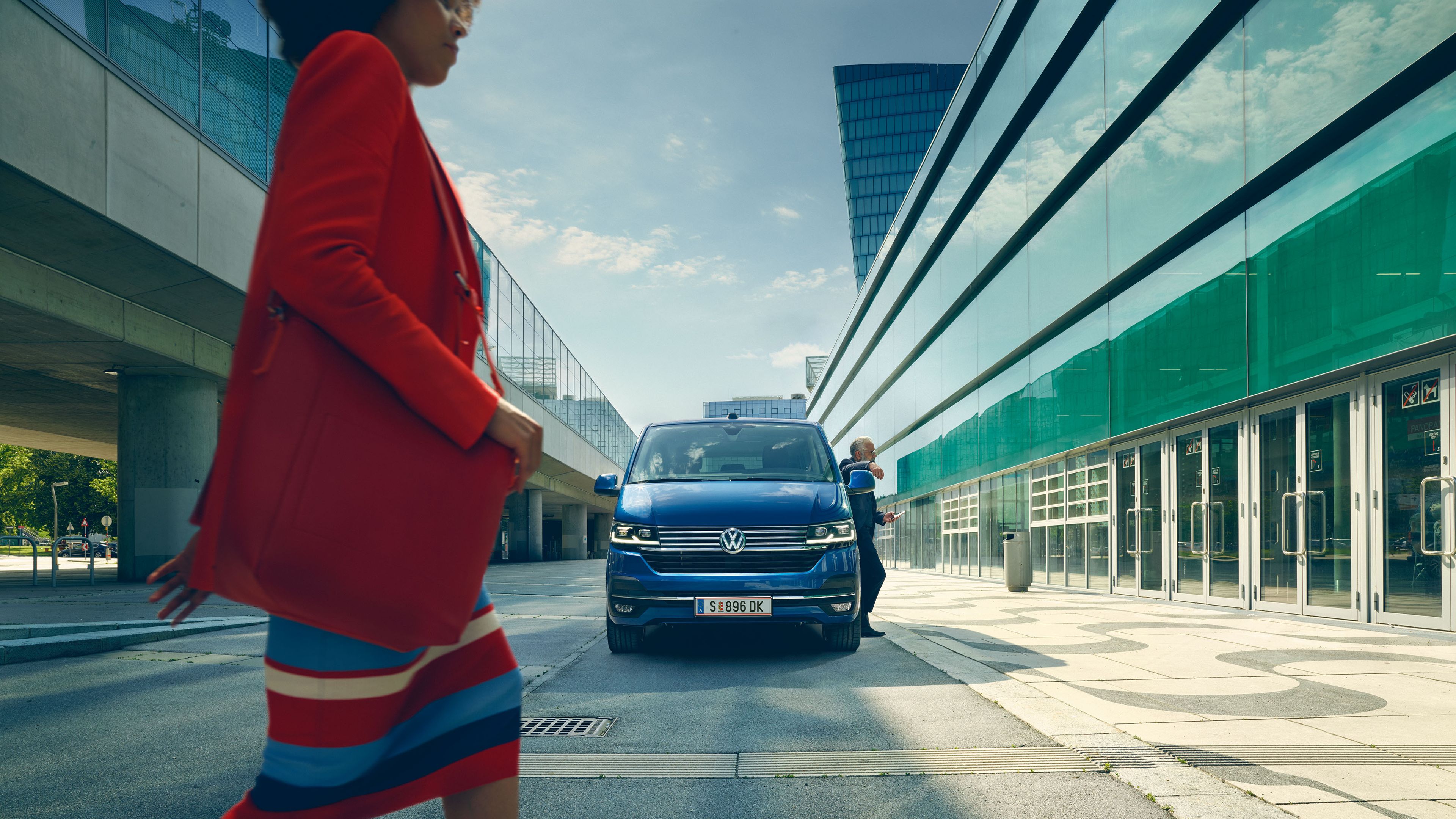 VW Caravelle 6.1 blau Frontansicht in Stadt 