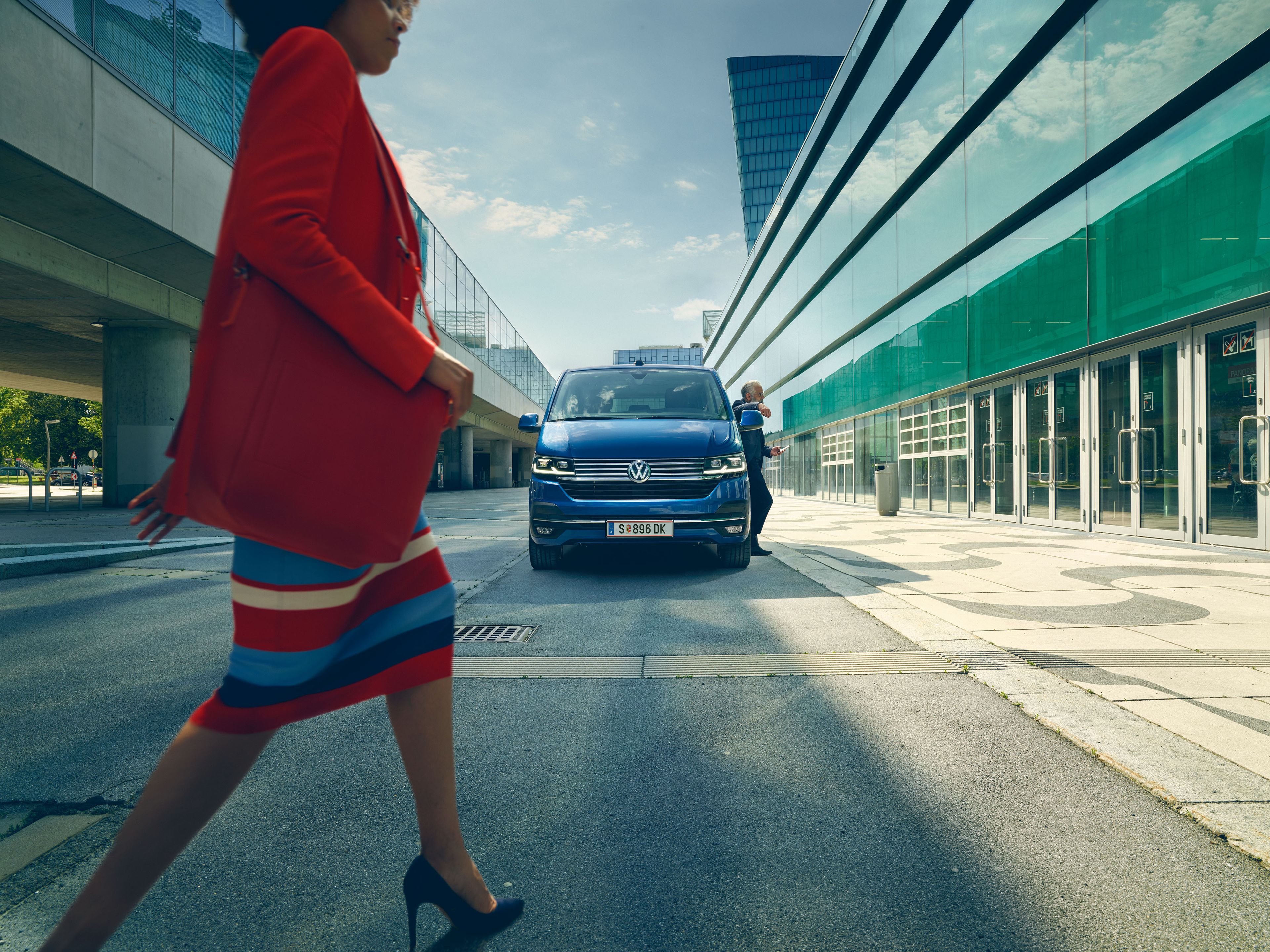 VW Caravelle 6.1 blau Frontansicht in Stadt 