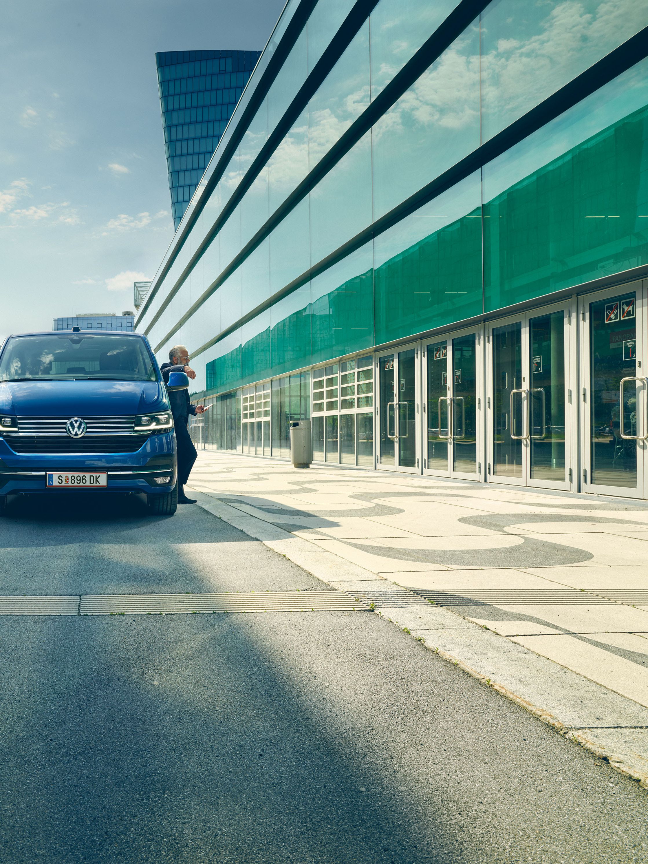 VW Caravelle 6.1 blau Frontansicht in Stadt 