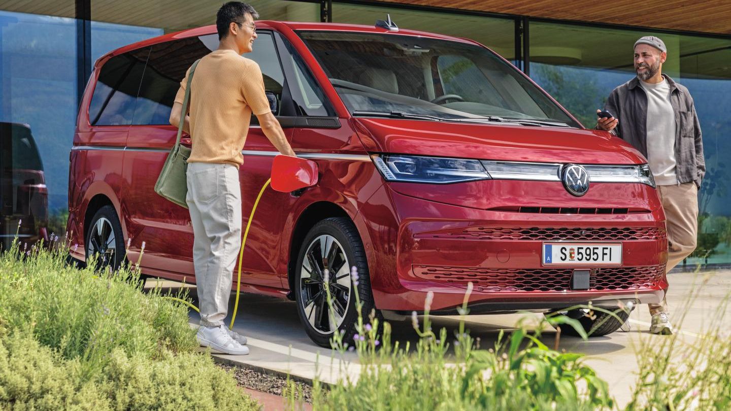 Zwei Männer steigen in Multivan eHybrid 4MOTION ein