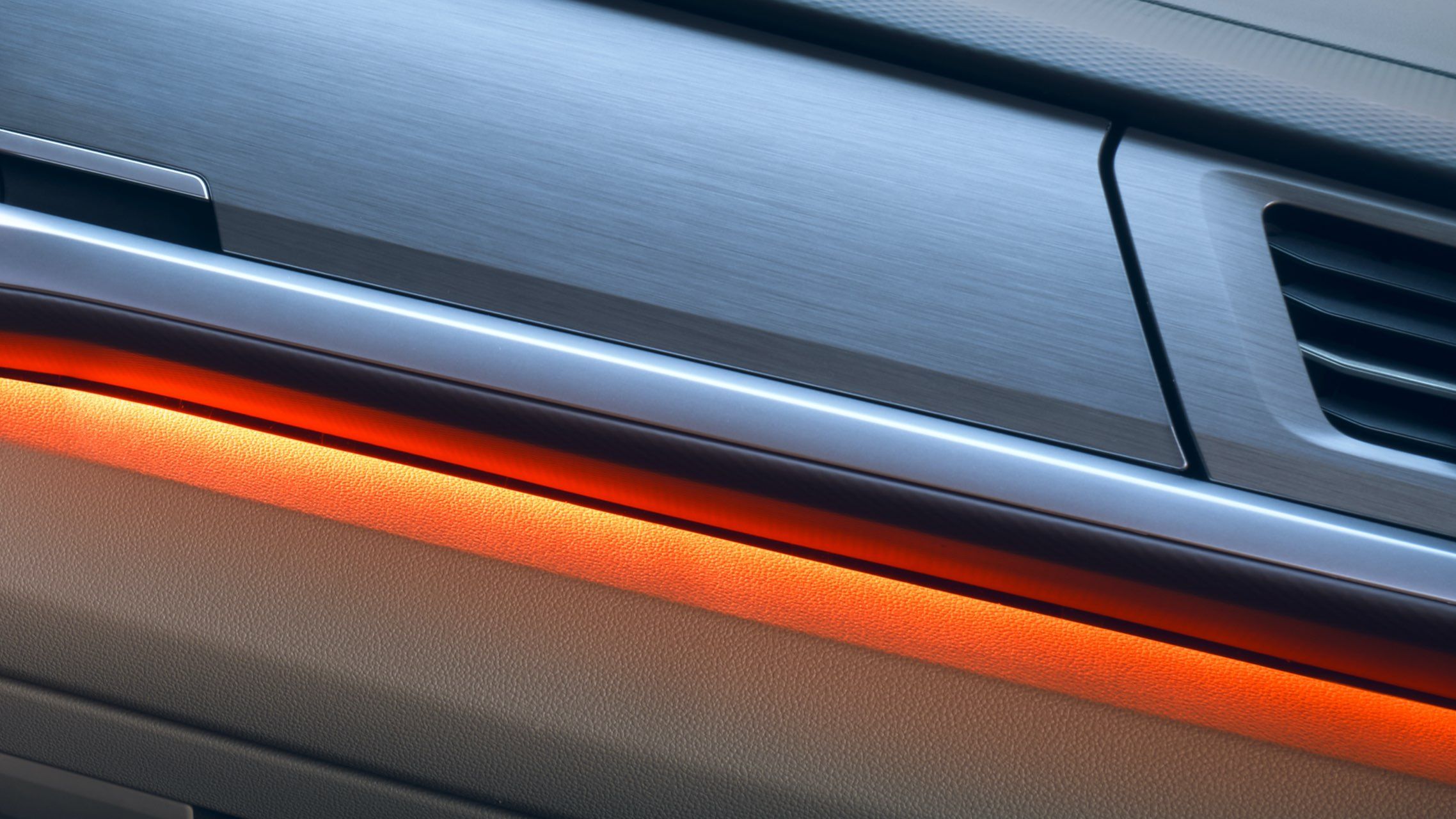Das Interieur vom neuen Multivan T7 Volkswagen mit Ambiente Light in Orange