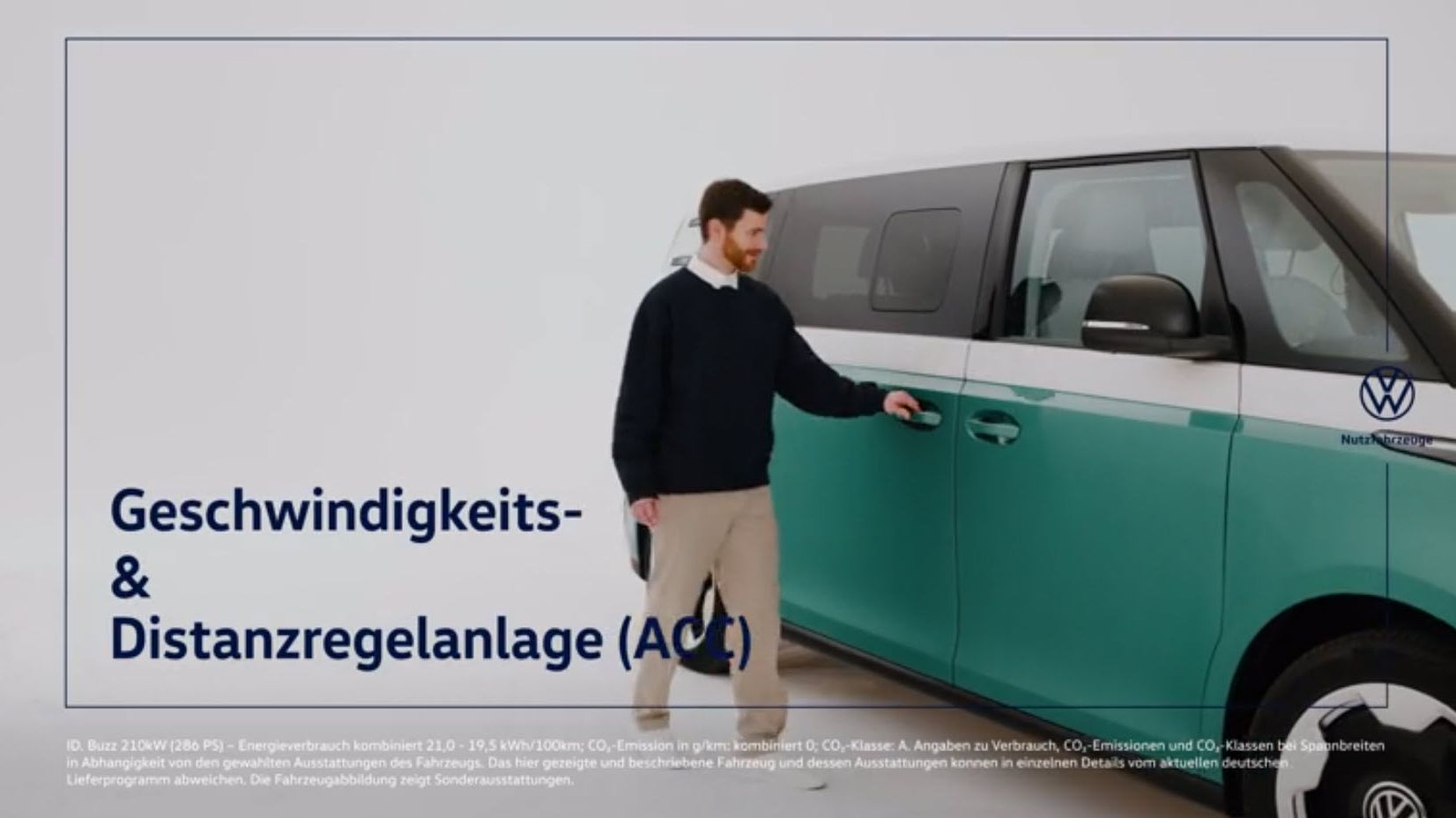 Мъж отваря плъзгащата се врата на двуцветен Volkswagen ID. Buzz с надпис за адаптивен темпомат (ACC)