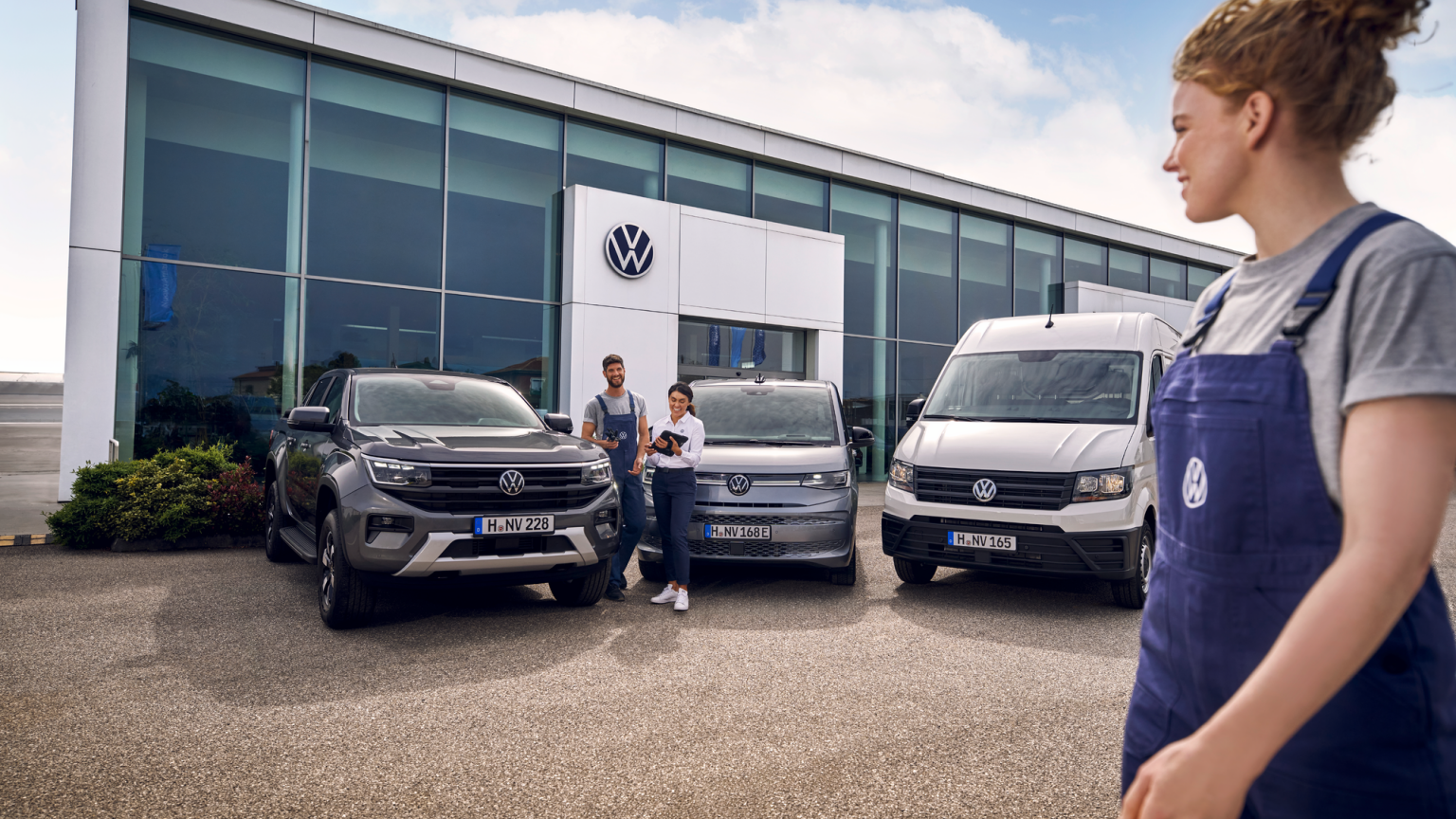 Паркирани модели Volkswagen лекотовални автомобили пред комплекс