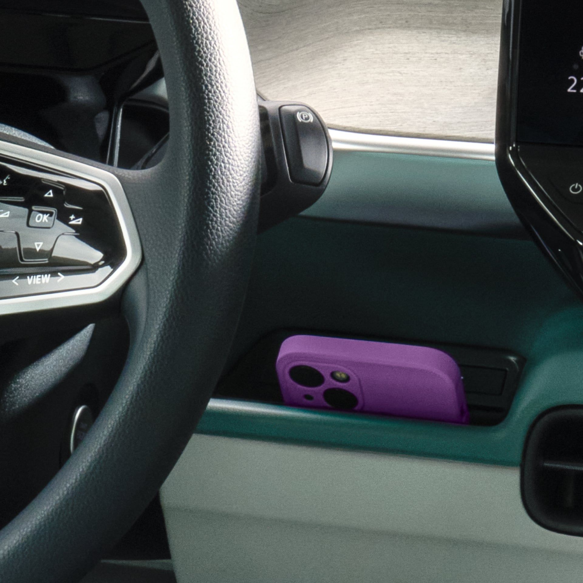 Поставено в отделение до волана лилаво мобилно устройство в интериора на Volkswagen ID. Buzz