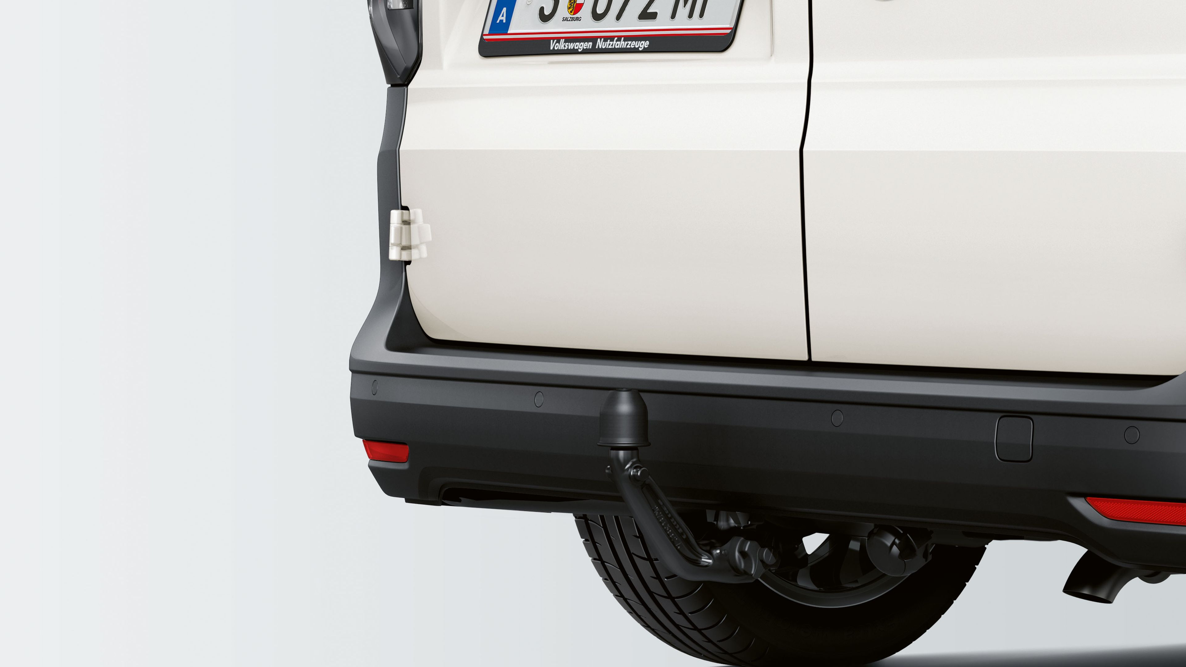 Задна част на Volkswagen Caddy с фабрично монтиран теглич за ремарке.