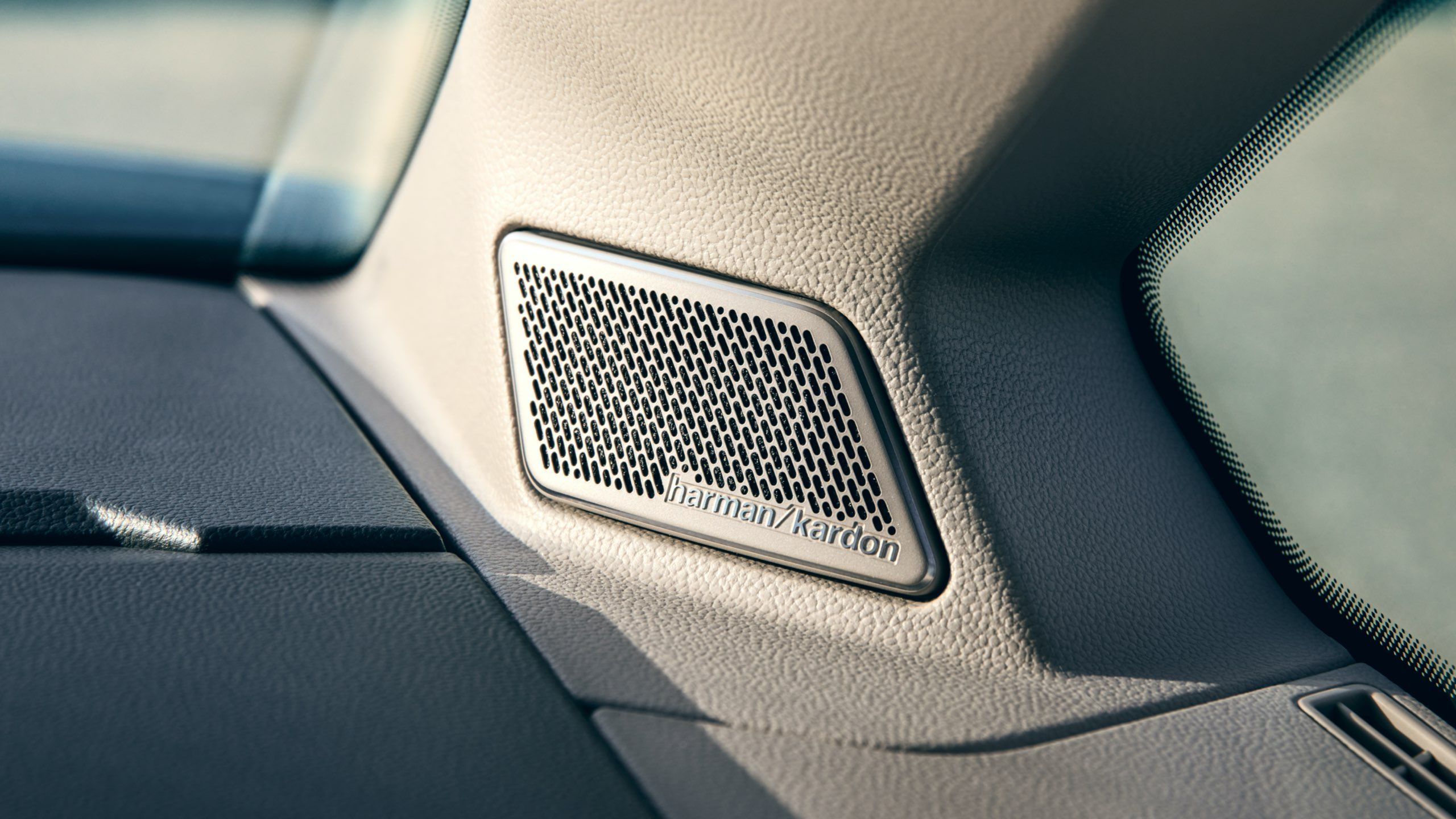 Ein Harman Kardon Lautsprecher in der A-Säule des VW Multivan T7 2021.