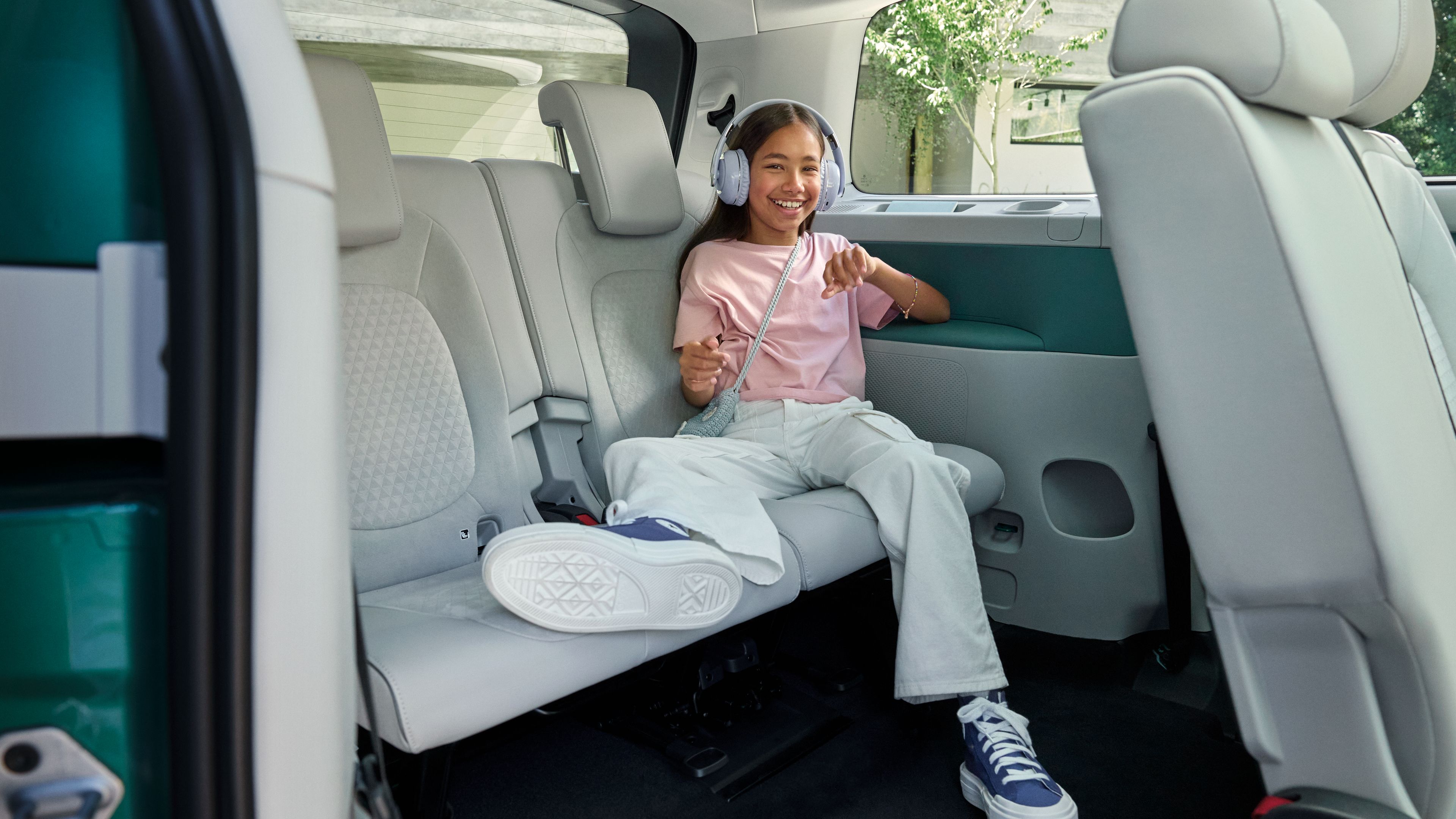 Mädchen sitzt auf der Rückbank im ID. Buzz