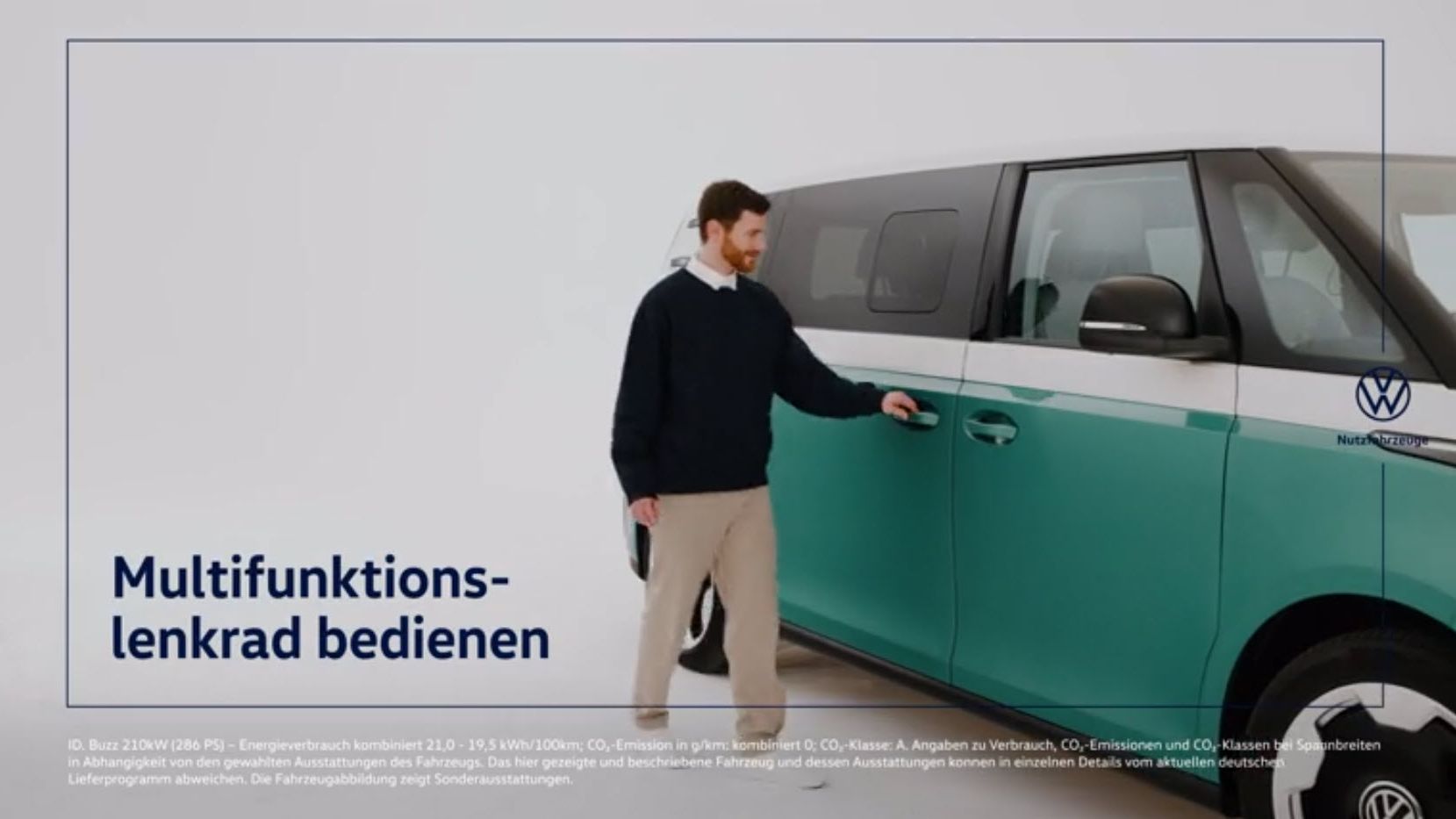 Мъж до двуцветен Volkswagen ID. Buzz с надпис „Multifunktionslenkrad bedienen“ (управление на мултифункционален волан)