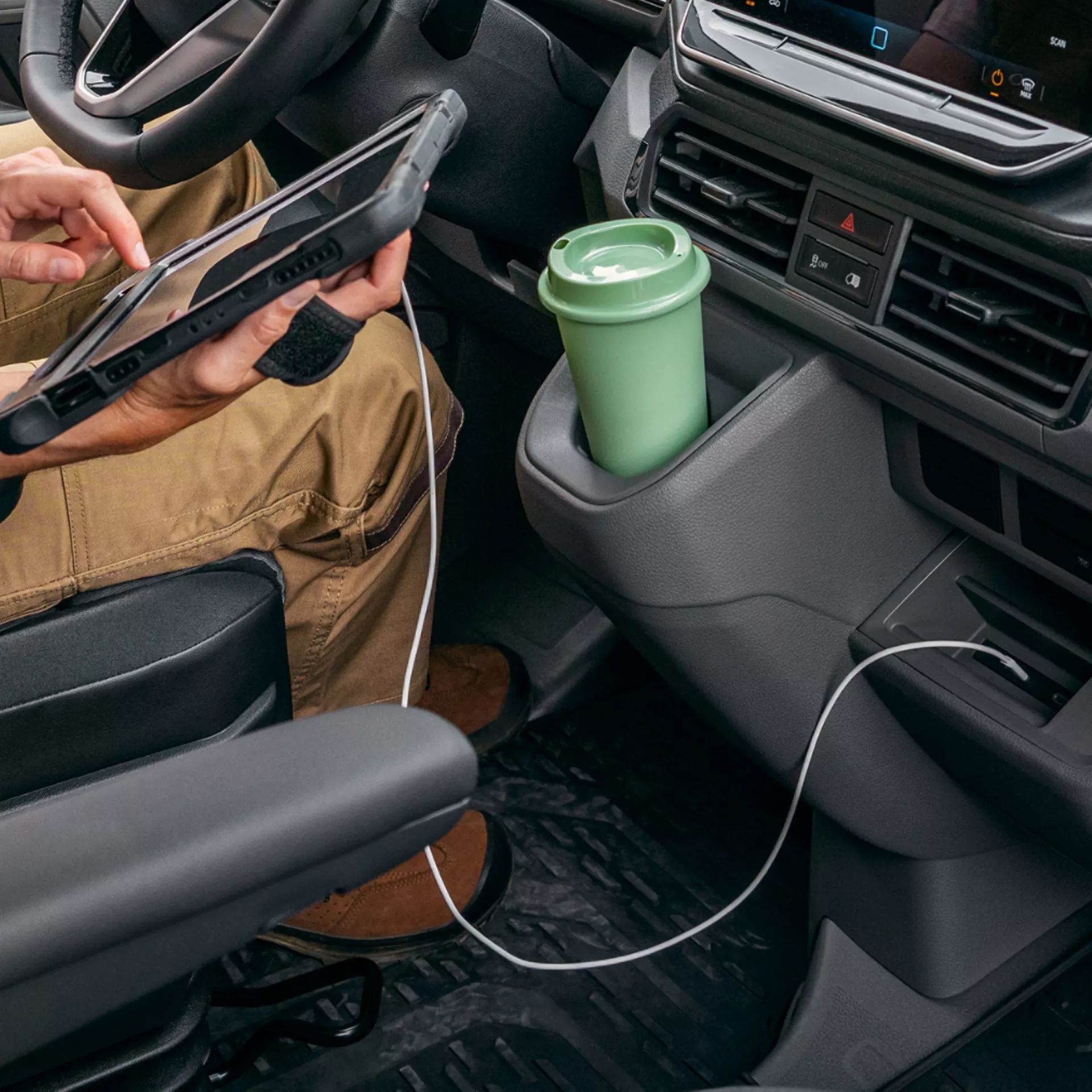  Поставка за чаша и USB зареждане във Volkswagen Crafter