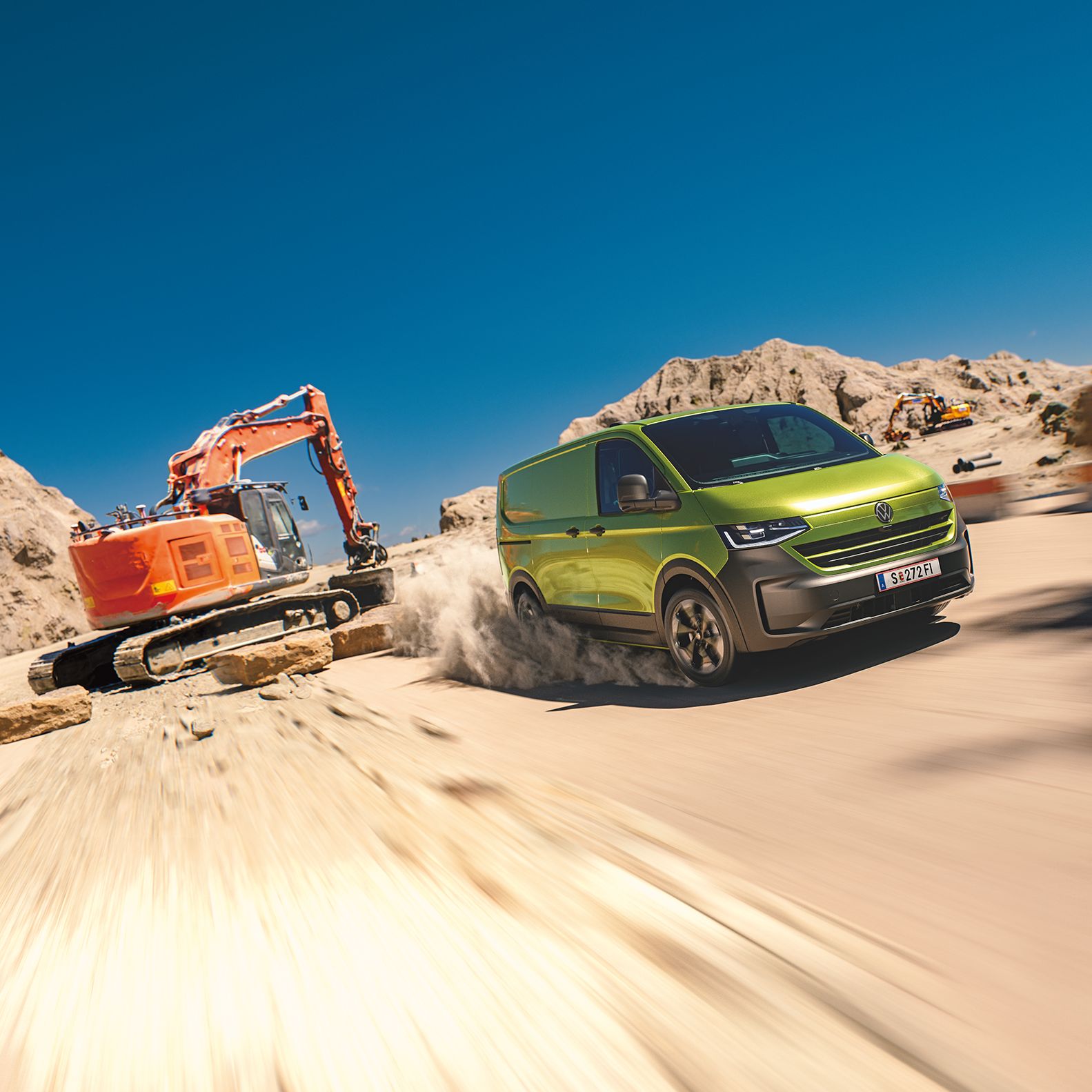 Зелен Volkswagen Caddy в динамично движение по строителна площадка, с багер на заден план и планински пейзаж.