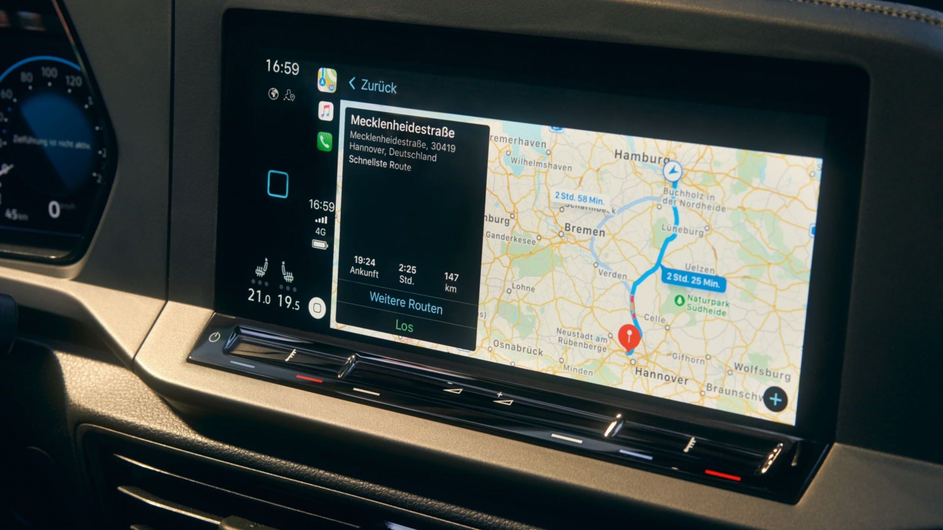 Навигационна система с карта и маршрути на дигиталния дисплей в автомобил Volkswagen
