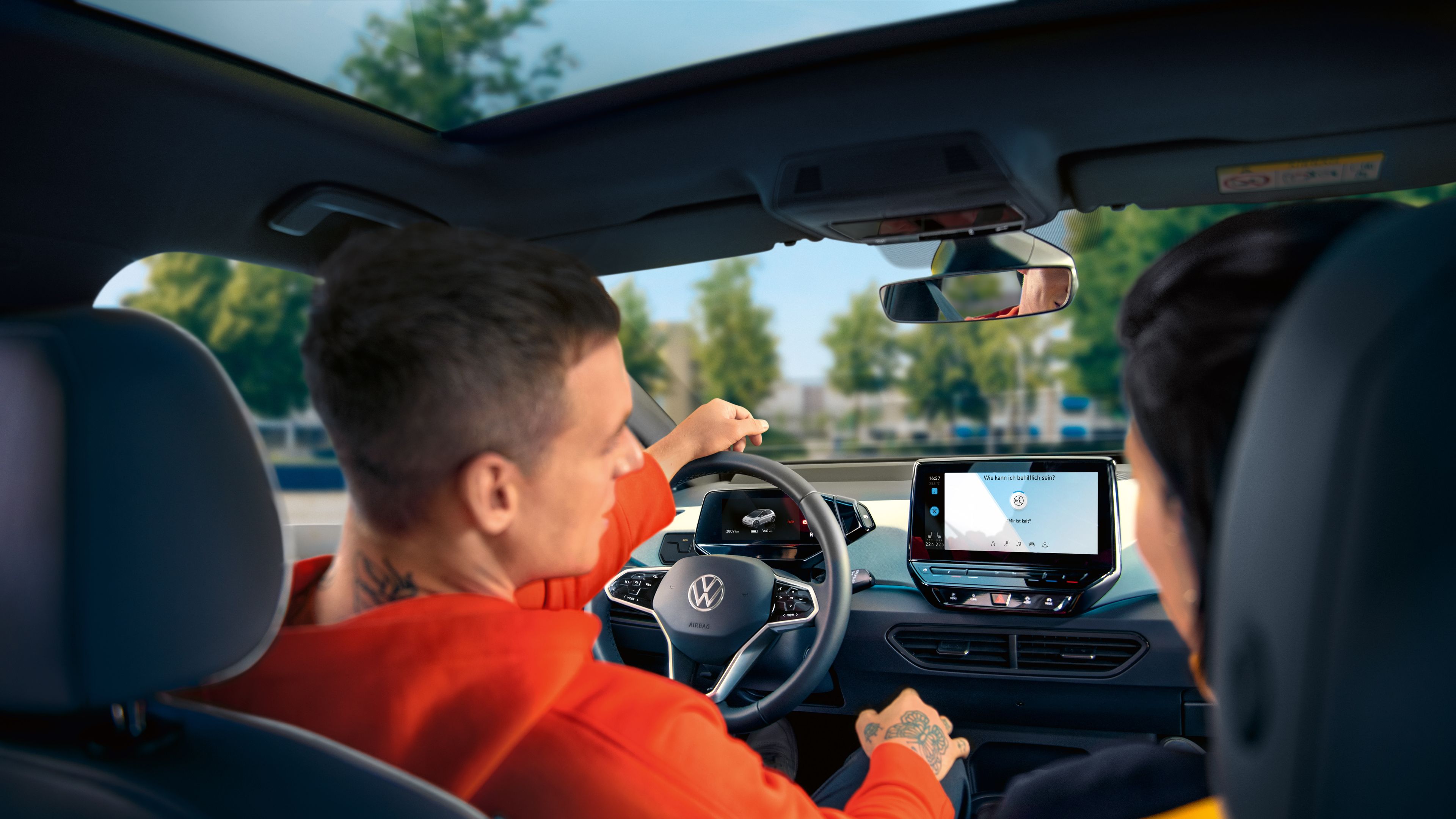 Изглед отвътре, където съпругът и съпругата седят във VW
