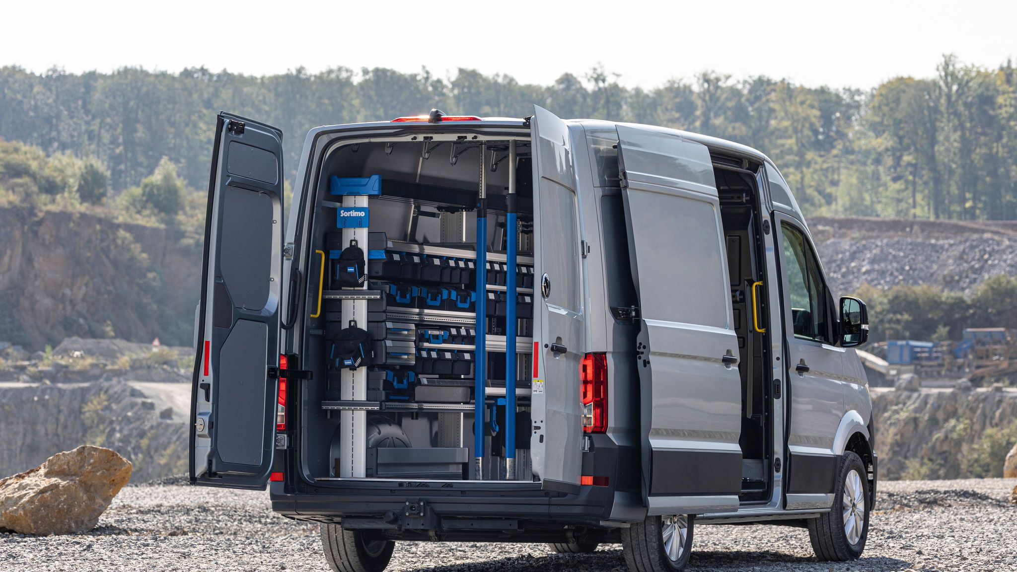 Volkswagen Crafter с отворени задни врати, оборудван с модулна система Sortimo в товарното пространство.