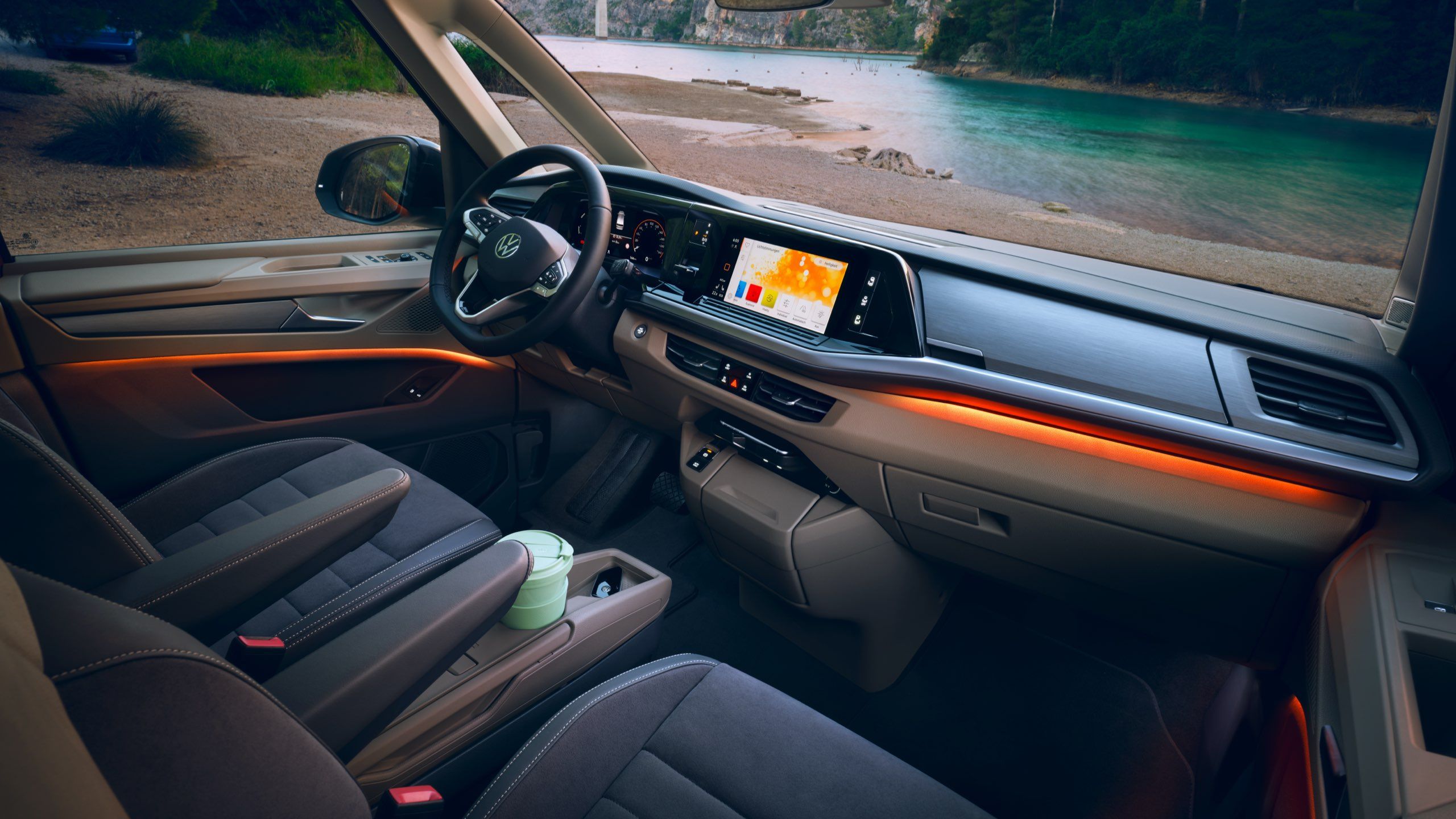 Das Ambiente Light im Cockpit des VW Multivan Energetic T7 2021.