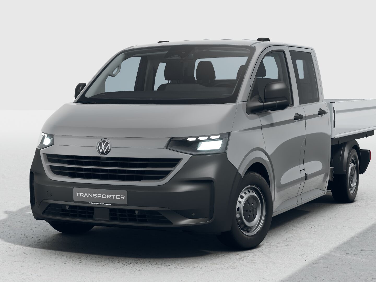 Новият Volkswagen Transporter с двойна кабина и отворена платформа в сив цвят, заснет в студио