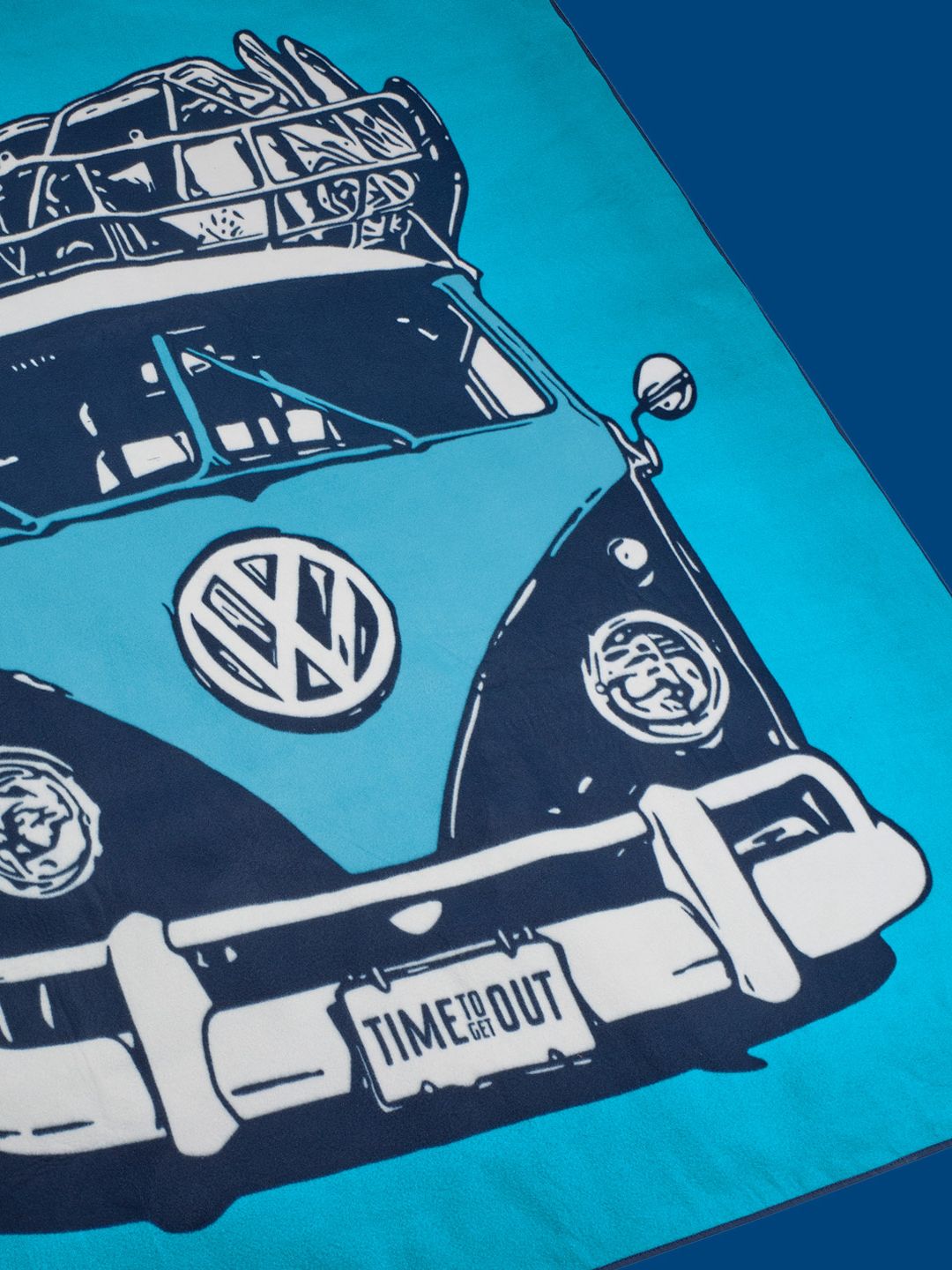 Одеяло с изображение на ретро ван Volkswagen с багаж на покрива и регистрация с надпис "TIME OUT". Фонът е в светлосин цвят.