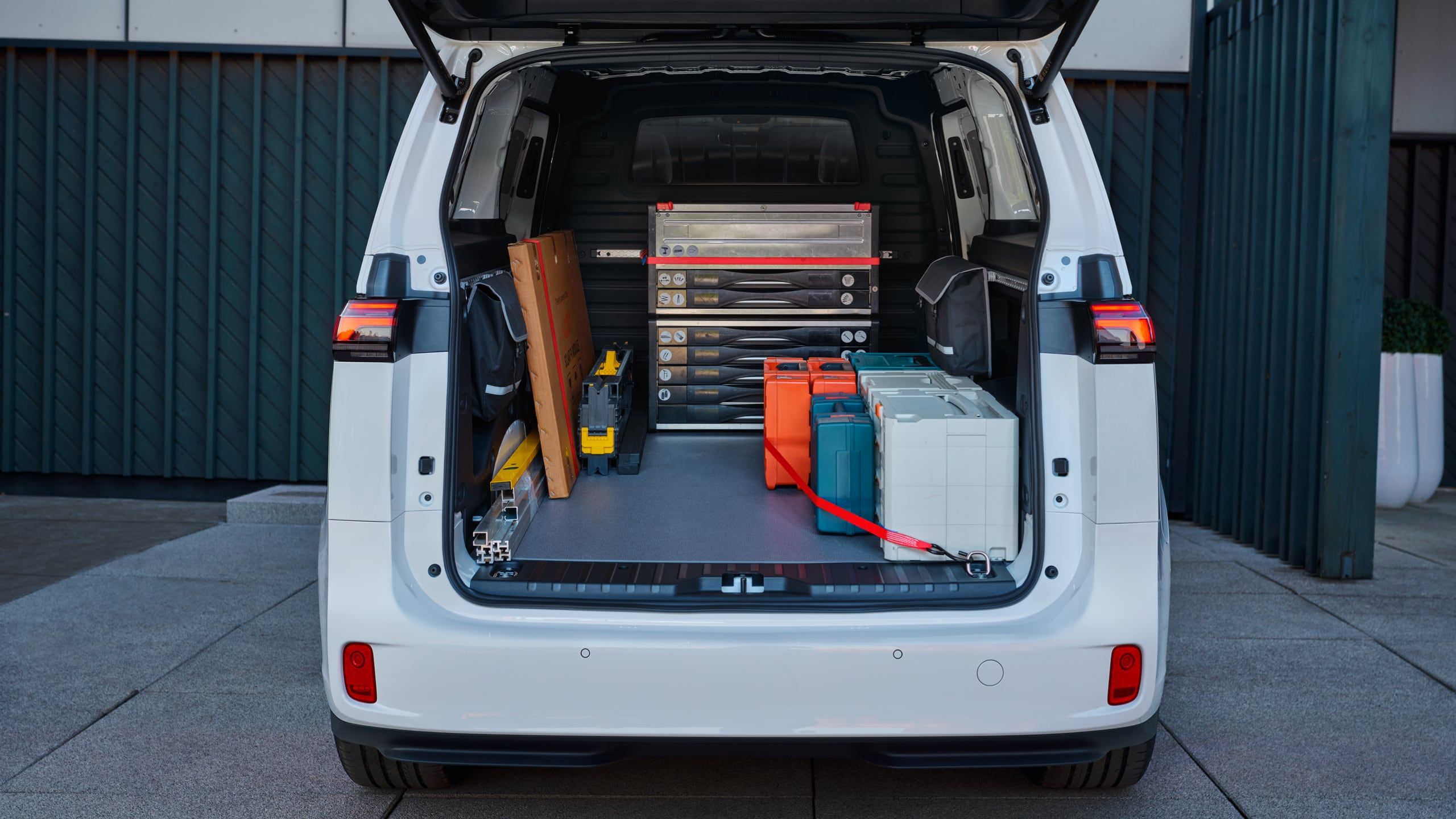 Задната част на Volkswagen ID. Buzz Cargo с пълно товарно пространство и организирани инструменти
