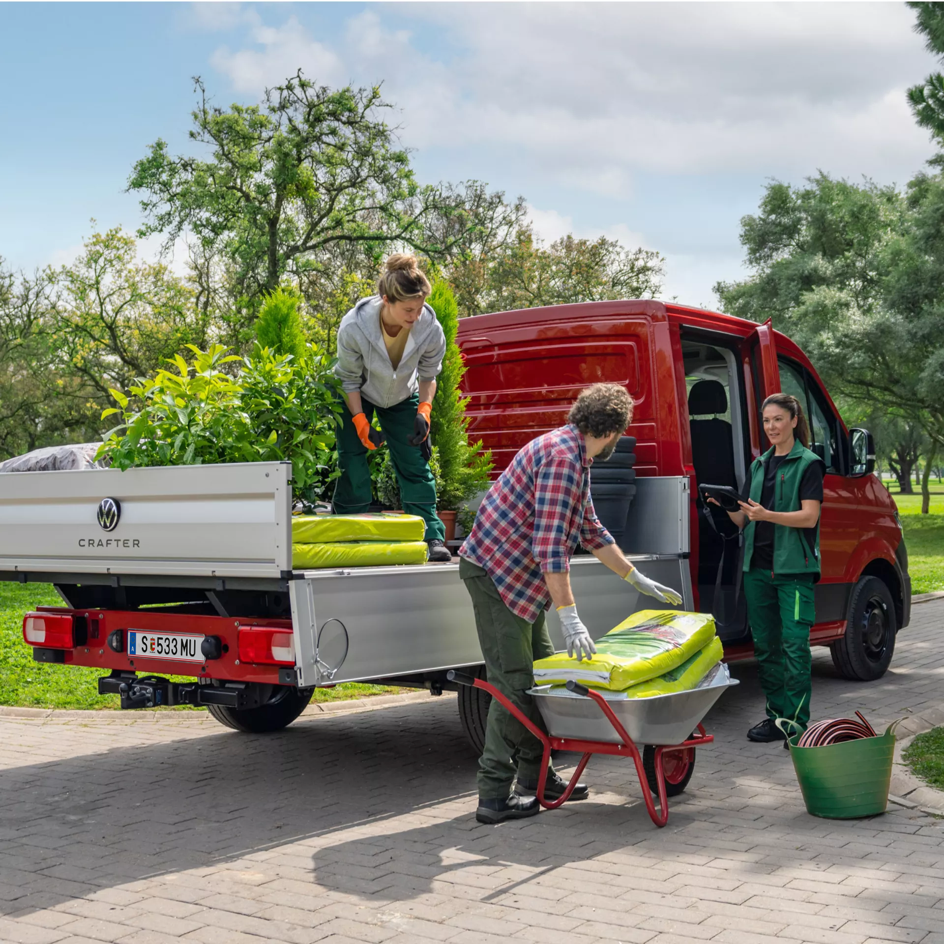 Зареждане на Volkswagen Crafter с озеленителни материали от екип на ландшафтни специалисти