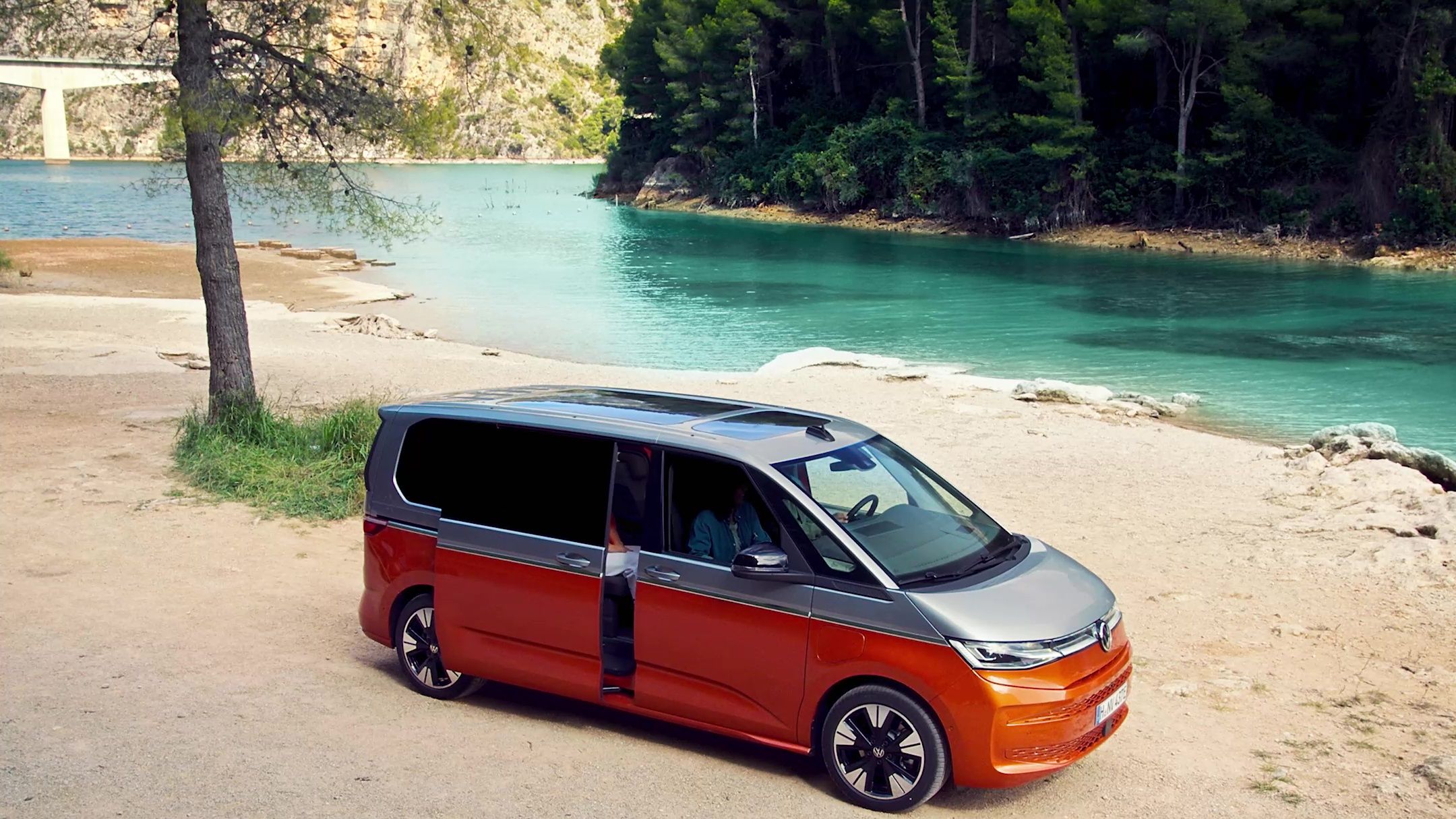 Der neue VW T7 Multivan steht vor See.