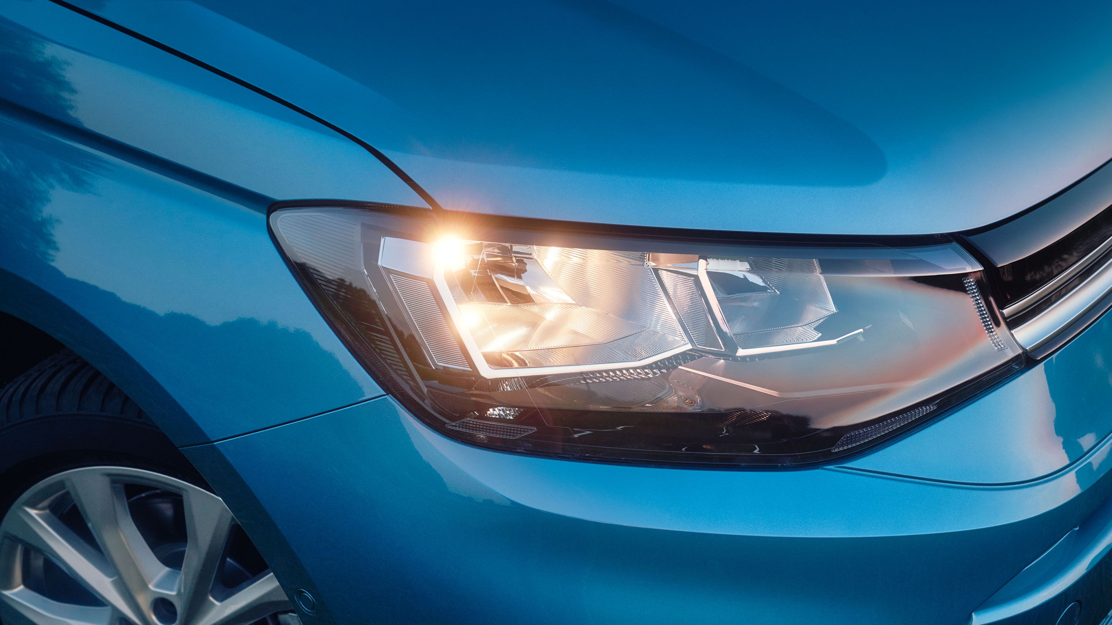 LED преден фар на синьо VW Caddy.